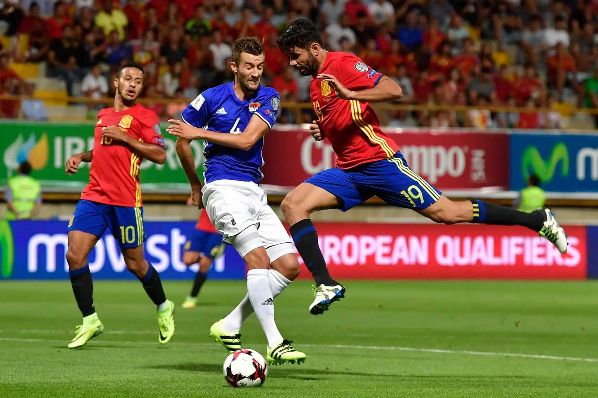 Snajper Španielska Diego Costa (v červenom) proti Mathiasovi Seleduringovi z Lichtenštajnska v kvalifikácii MS 2018.