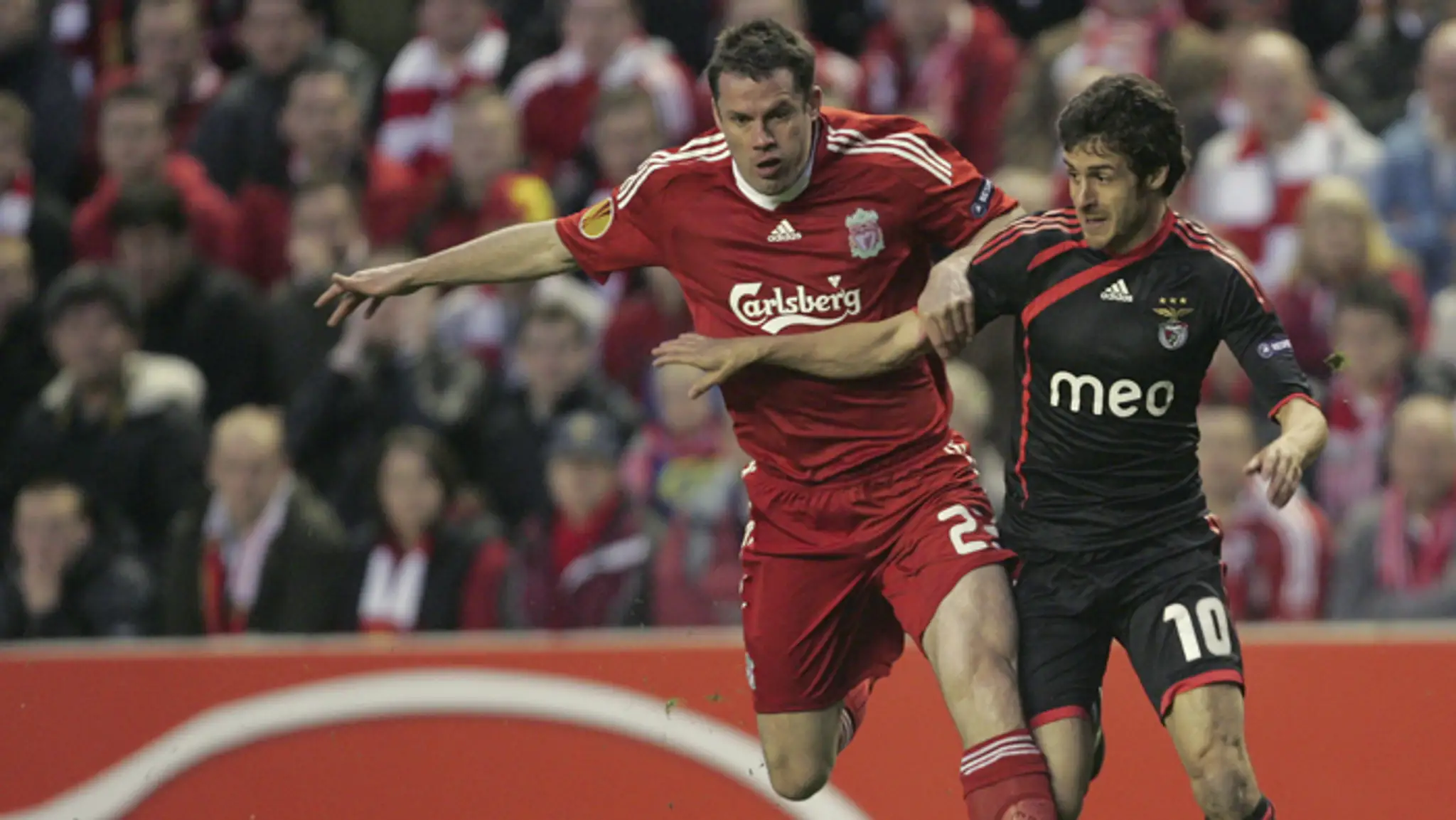 Vľavo Jamie Carragher (FC Liverpool) a Pablo Aimar (Benfica Lisabon) na archívnej snímke z 8. apríla 2010.