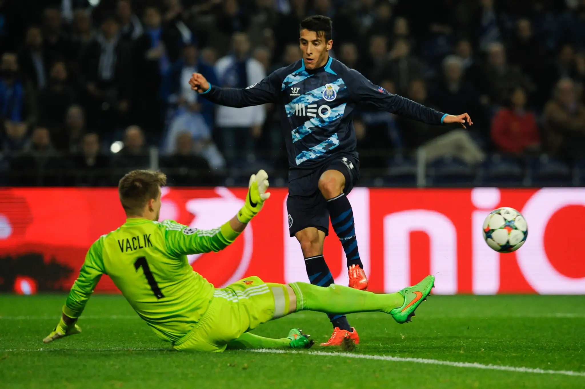 Hráč FC Porto Cristian Tello (vpravo) v súboji s brankárom Bazileja Tomášom Vaclíkom.
