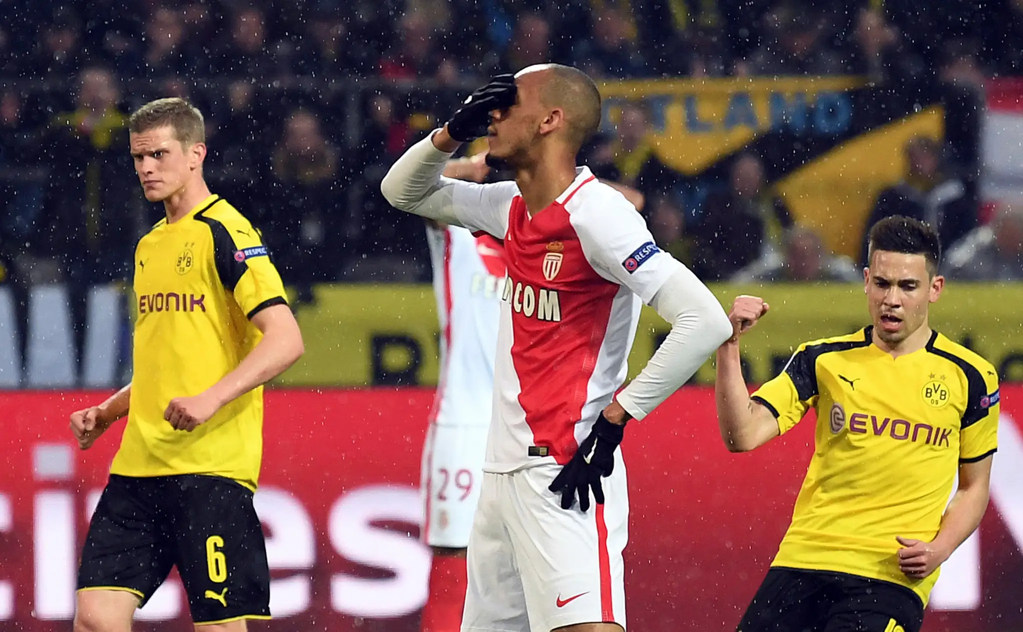 Fabinho z AS Monaca (v strede) si spytuje po zahodenom pokutovom kope vo štvrťfinále LM proti Dortmundu.