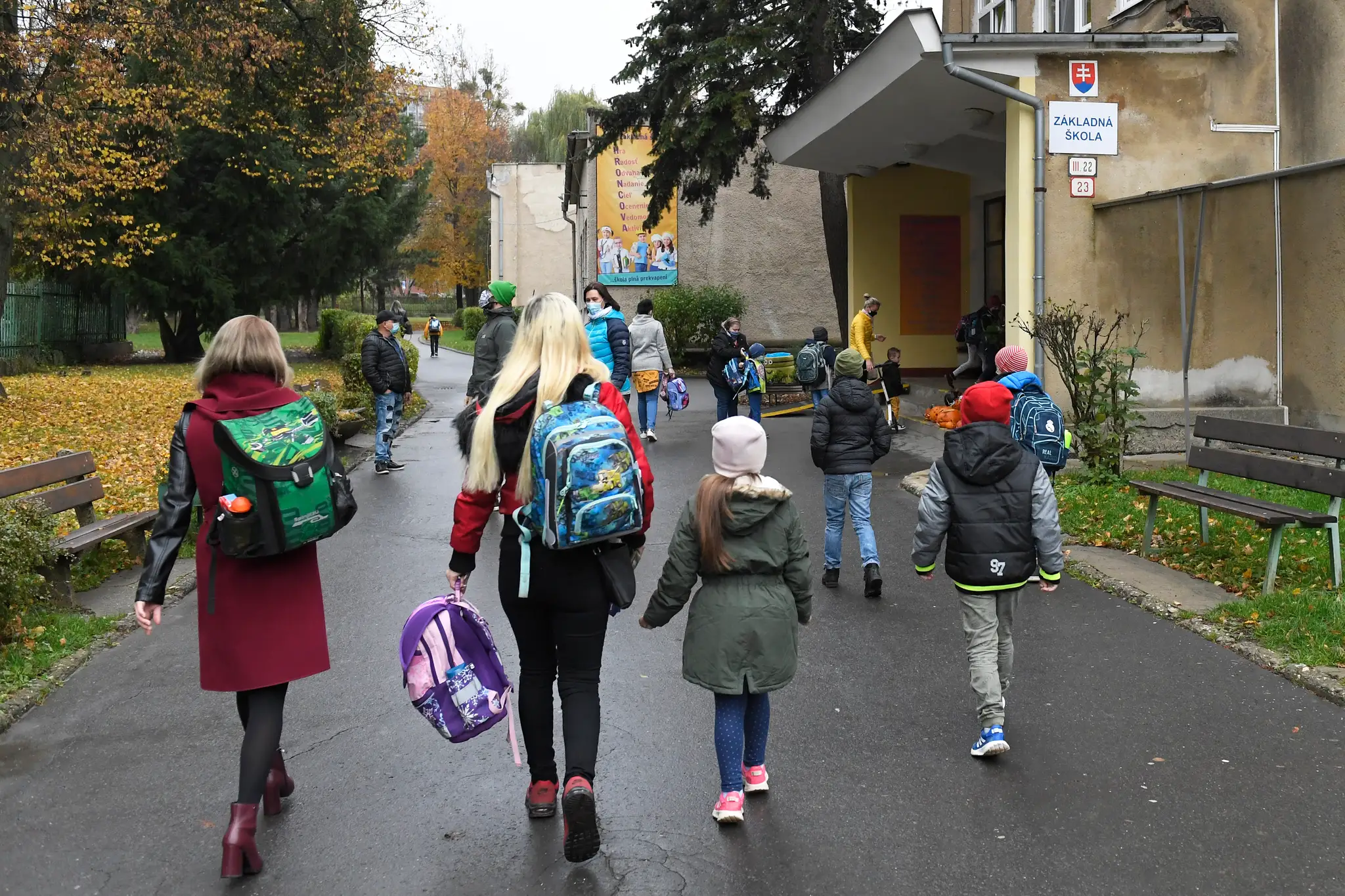 Žiaci prvého stupňa prichádzajú v sprievode rodičov do ZŠ Hroncova. (archív 2020)