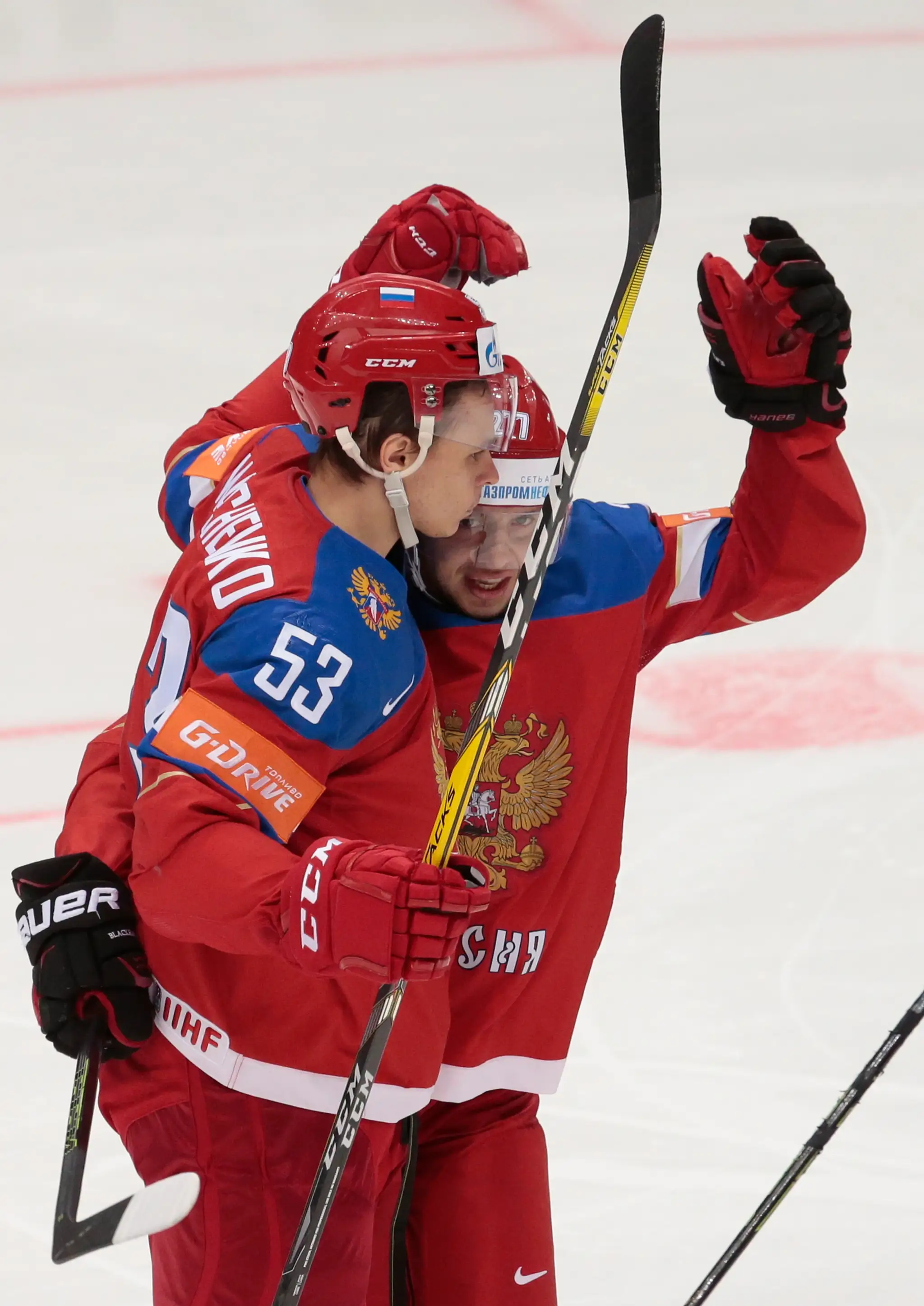 Na snímke vľavo ruský obranca Alexej Marčenko oslavuje svoj gól, vpravo jeho spoluhráč Artemij Panarin v zápase A-skupiny hokejo