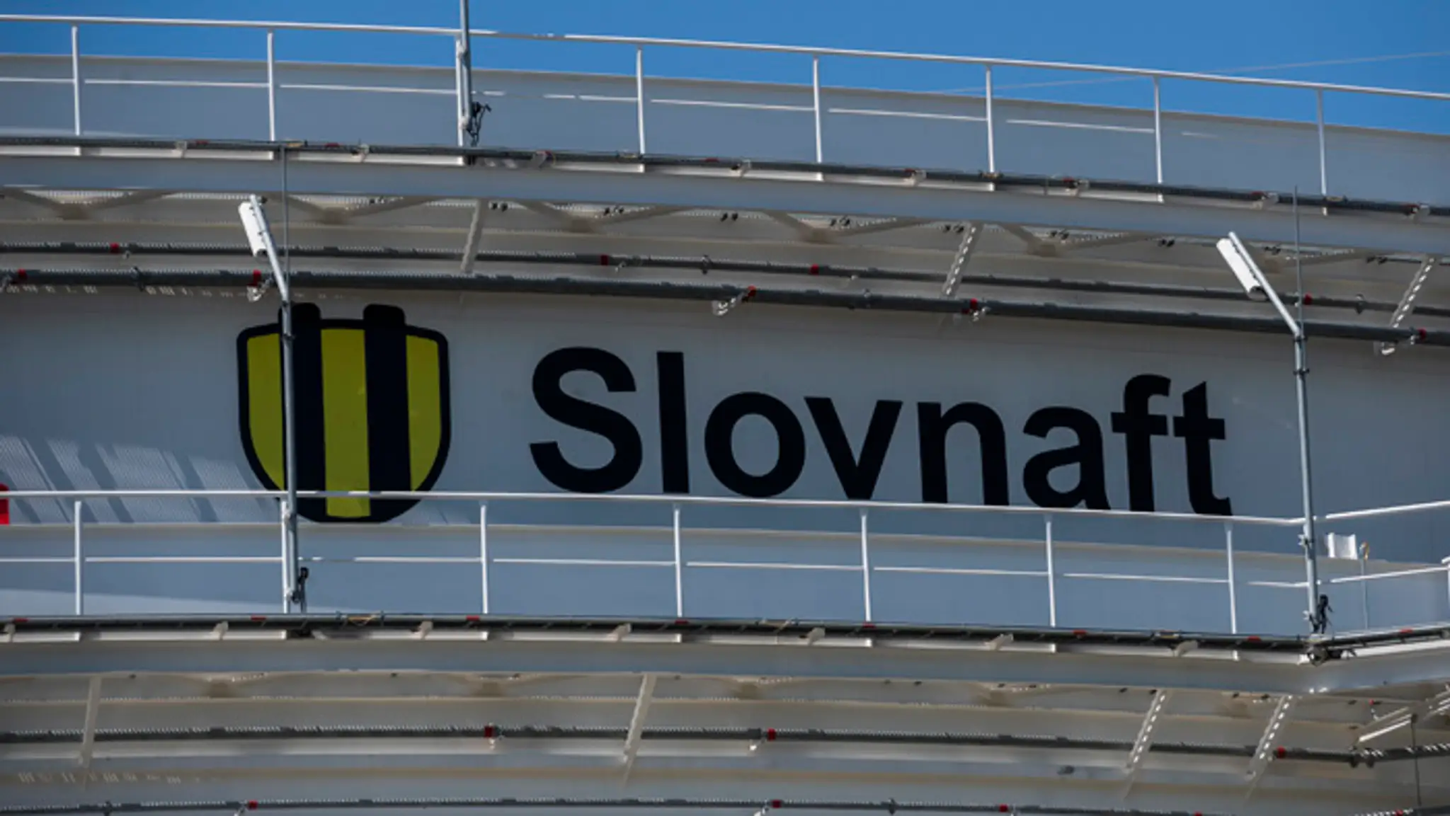 Na snímke logo na nádrži na ropu v rafinérii Slovnaft v Bratislave.