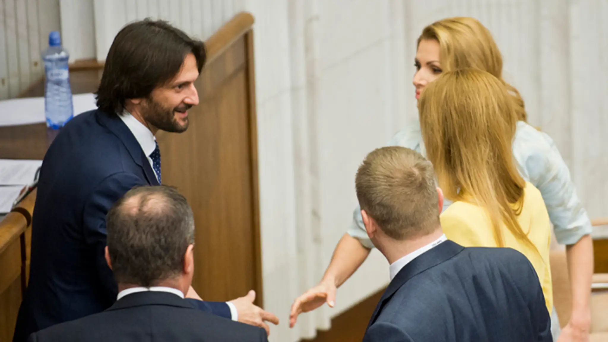 Robert Kaliňák (SMER-SD) sa zoznamuje s poslankyňami Sme rodina Adrianou Pčolinskou a Petrou Krištúfkovou (vpravo).