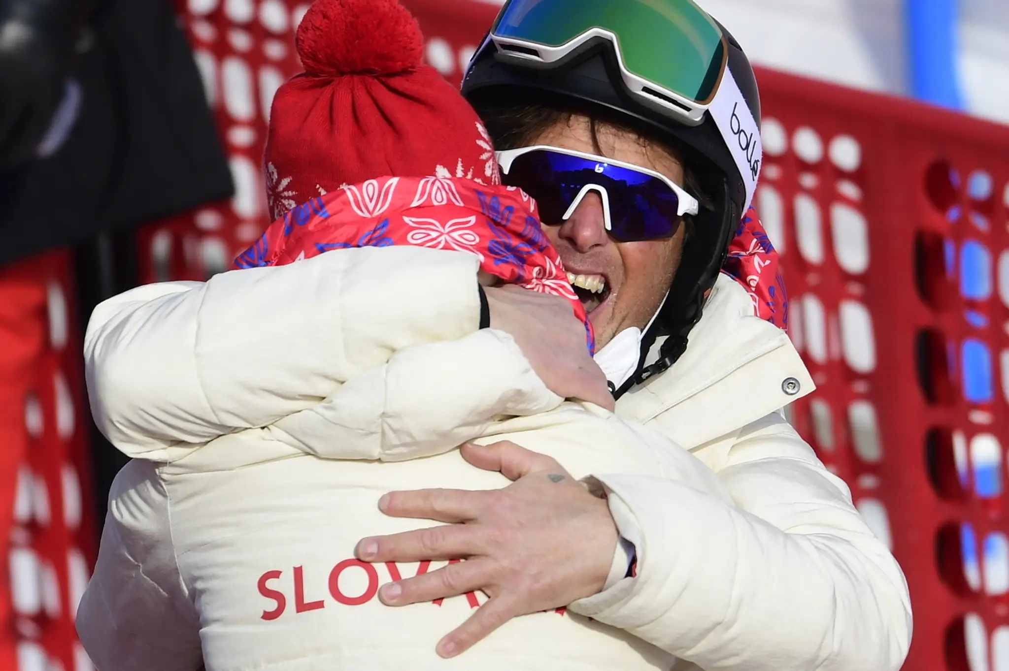 Slovenská lyžiarka Petra Vlhová oslavuje s trénerom Maurom Pinim zlato v slalome na ZOH 2022.