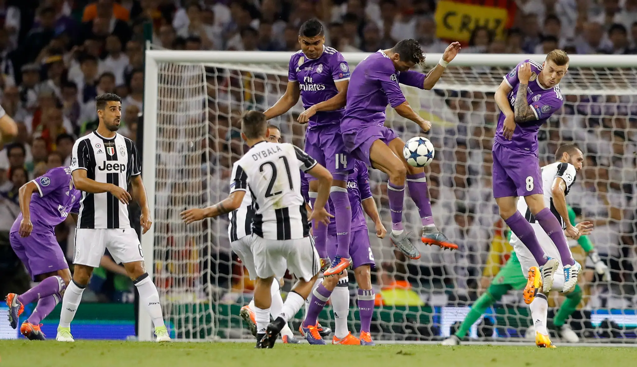 Hráči Realu blokujú strelu Paula Dybalu (Juventus).