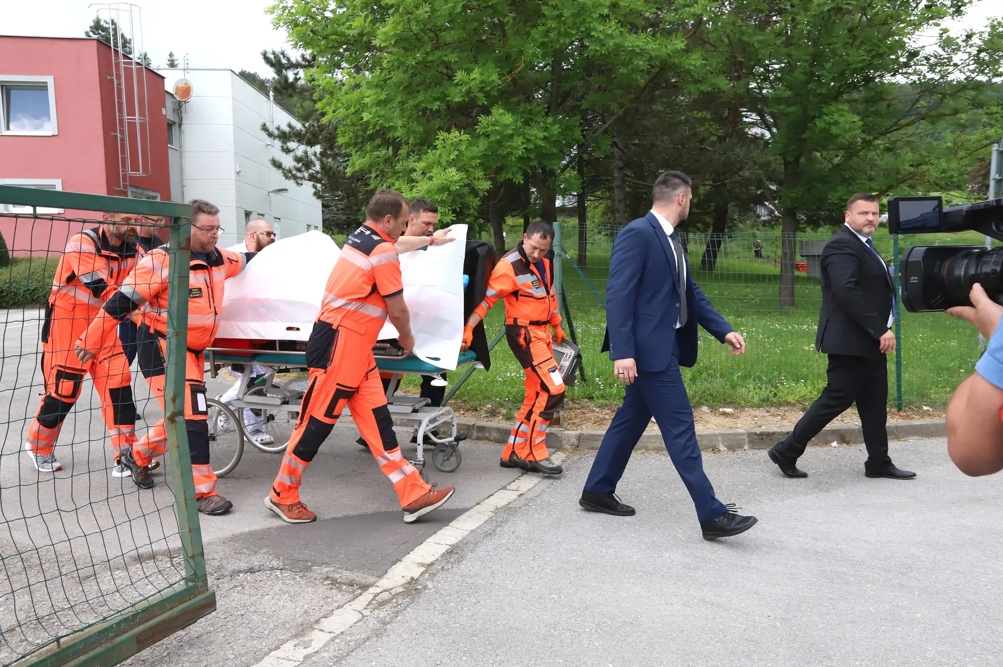 Zdravotníci prevážajú na nosidlách postreleného predsedu vlády Roberta Fica do nemocnice v Banskej Bystrici.