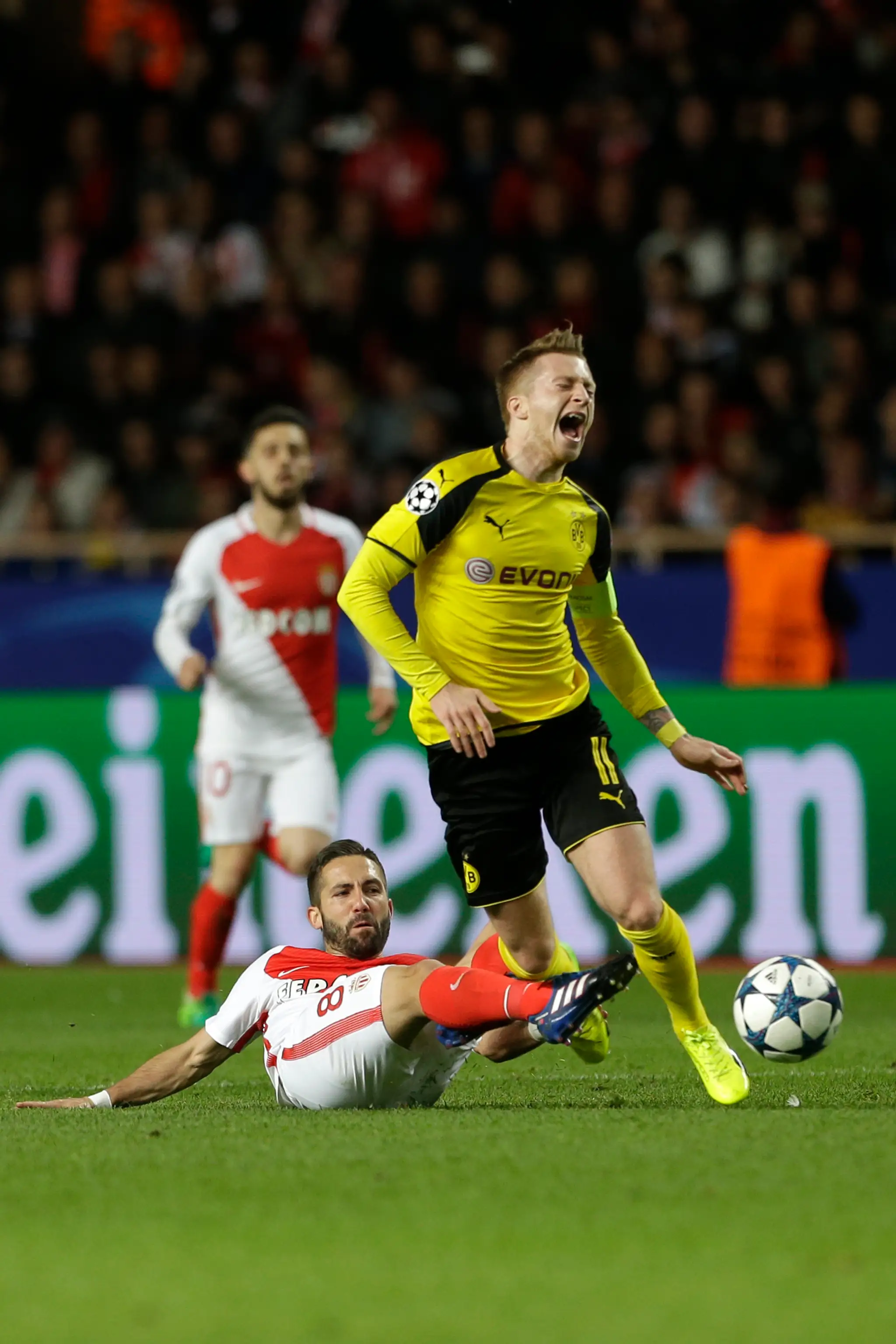 Joao Moutinho (vľavo) z Monaca v ostrom sklze proti Marcovi Reusovi z Dortmundu v odvete štvrťfinále LM.