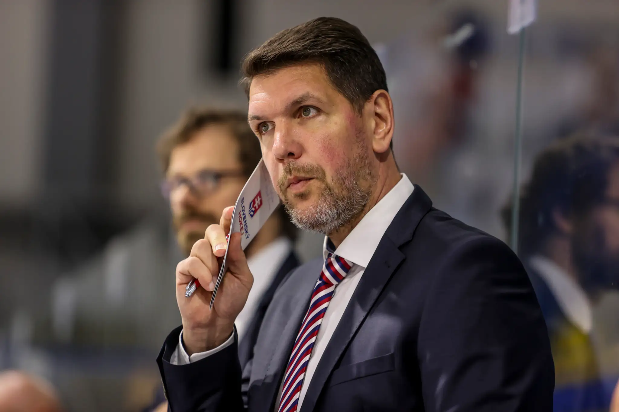 Asistent trénera Boris Žabka v zápase v rámci prípravy na MS 2021 proti Lotyšsku.