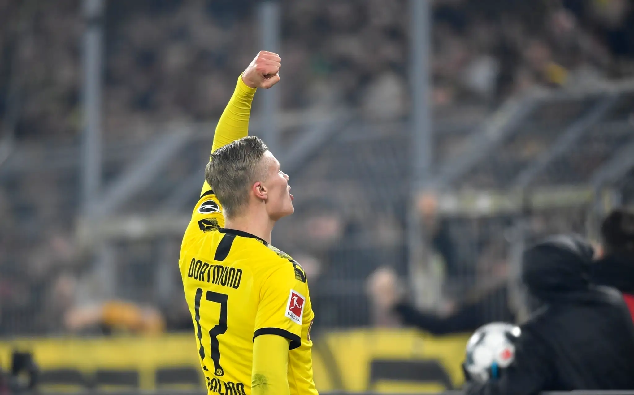 Erling Haaland z Borussie Dortmund reaguje po dueli proti Frankfurtu.