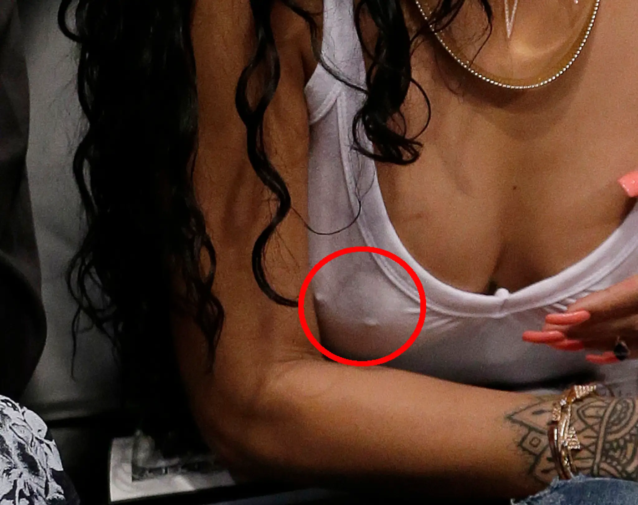 Rihanna a jej piersing.jpg