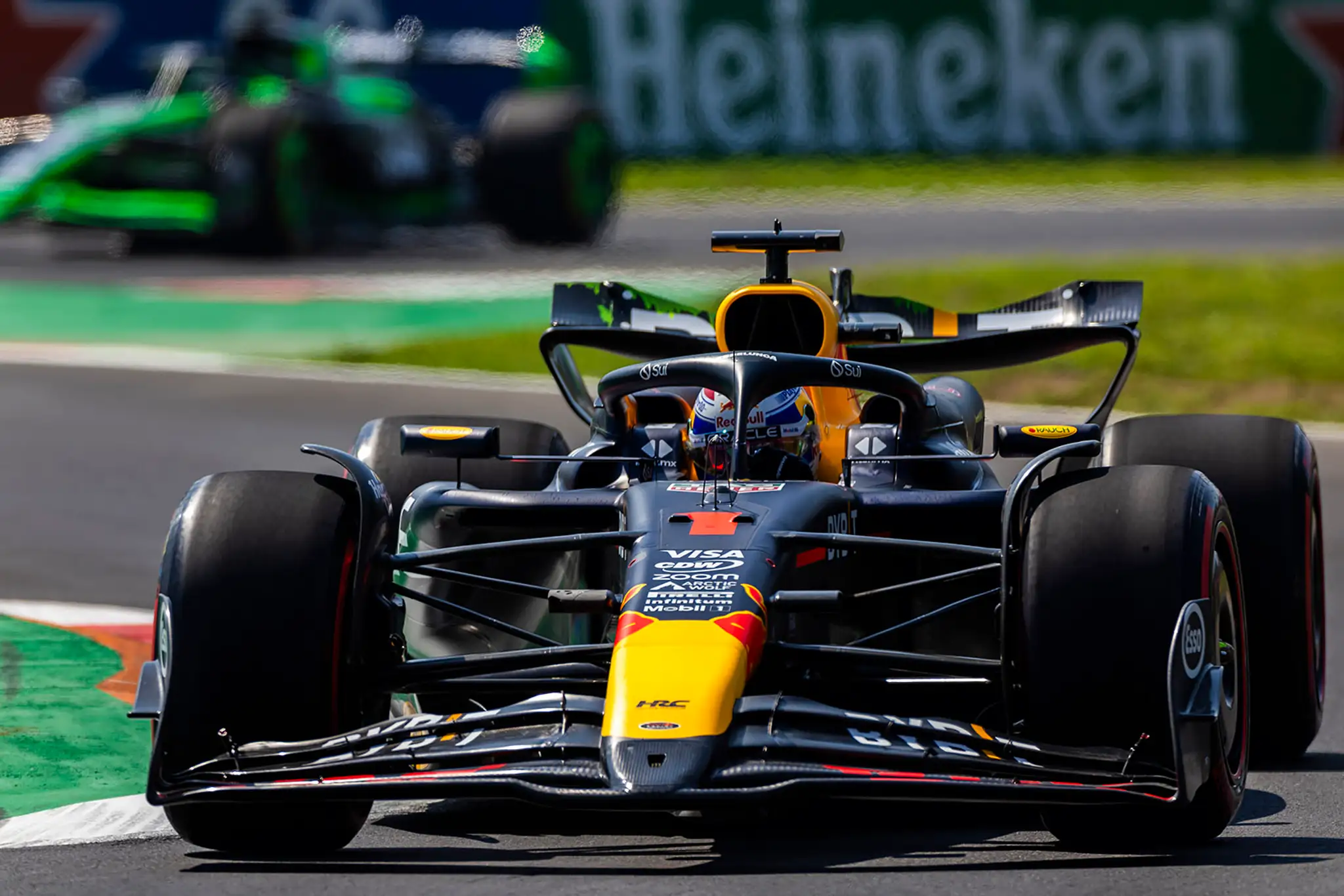 Úradujúci majster sveta Max Verstappen na Red Bulle.