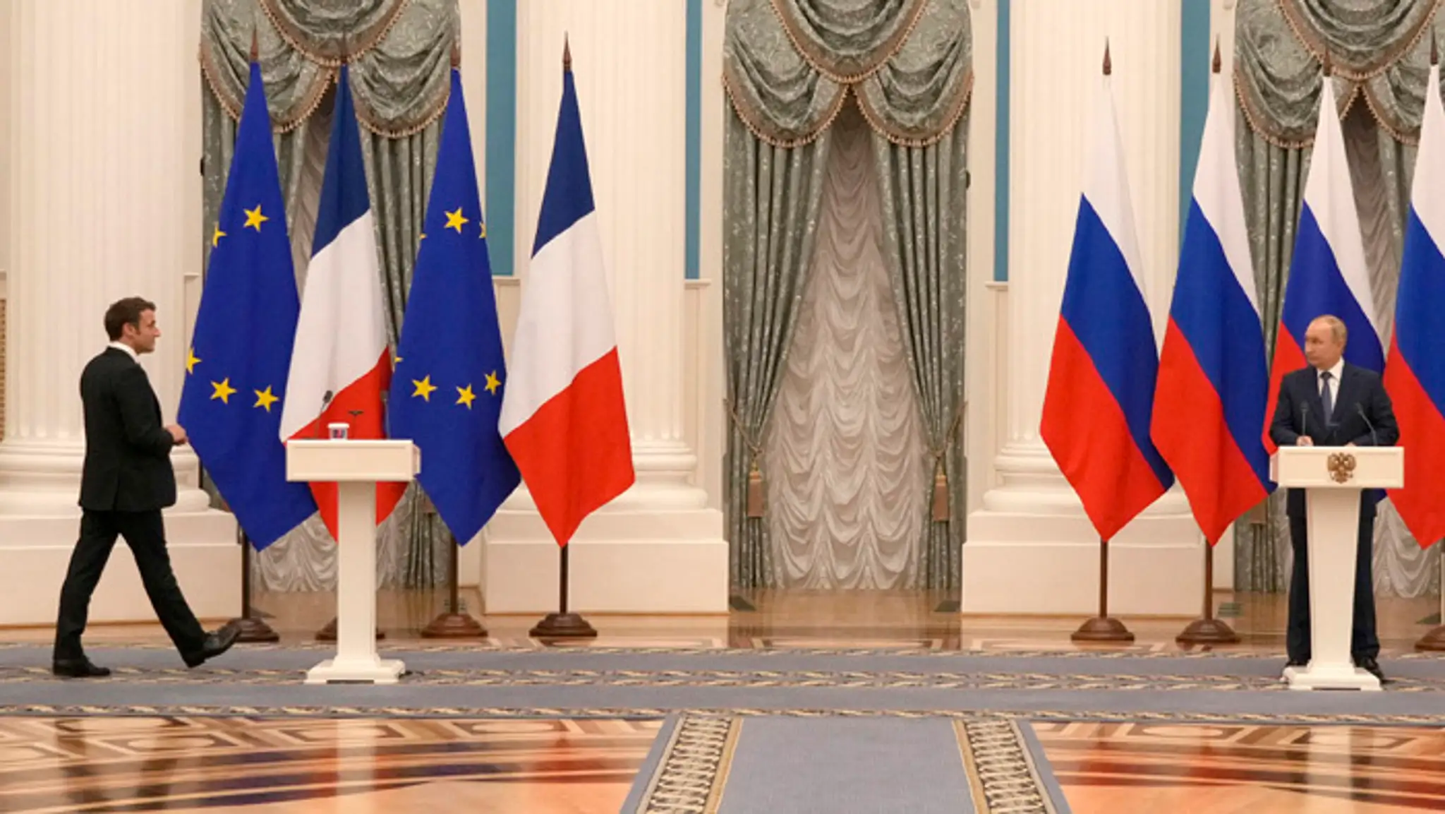 Prezidenti Emmanuel Macron a Vladimír Putin.
