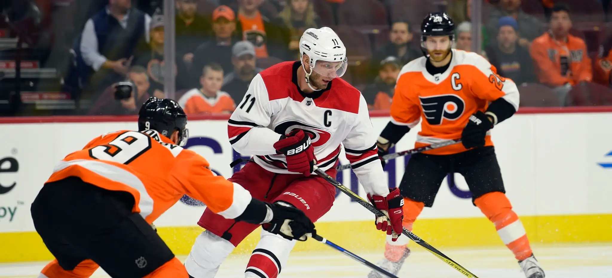 Jordan Staal (v strede) z Caroliny na archívnej snímke.