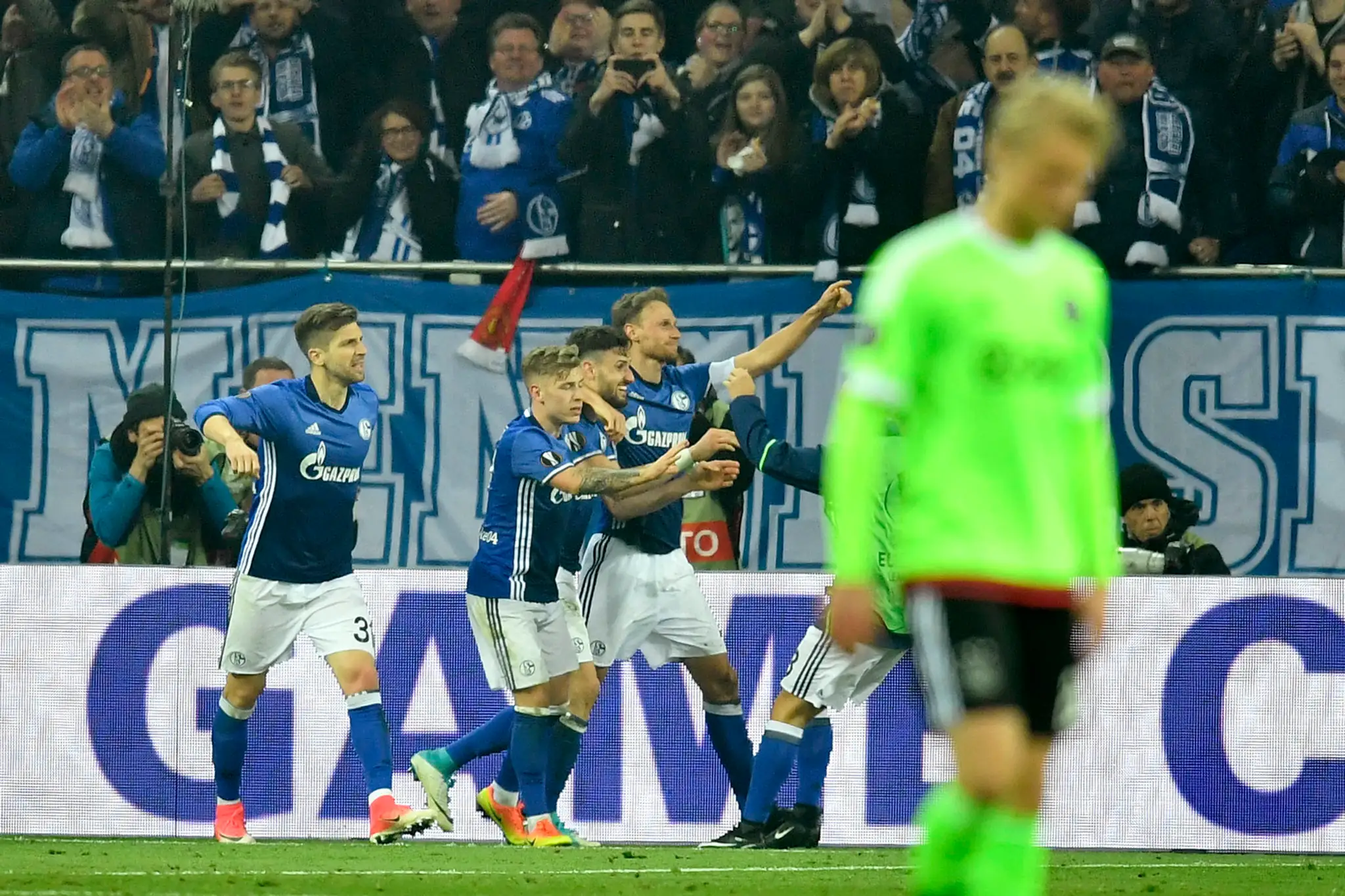 Gólová radosť v predĺžení v podaní hráčov Schalke v odvete šťvrťfinále EL proti Ajaxu.