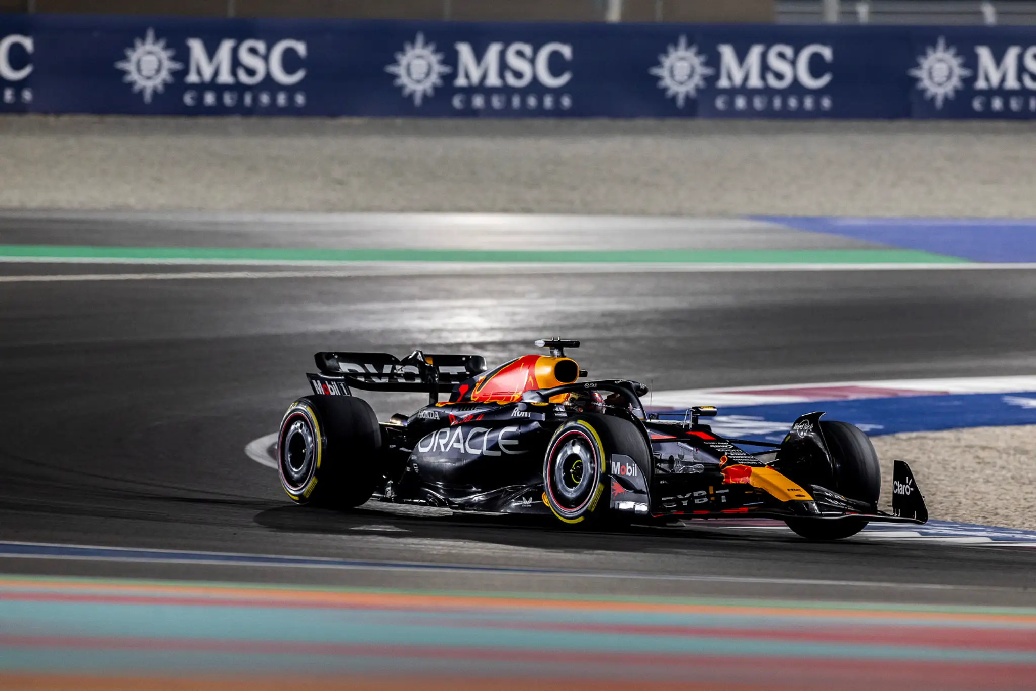 Holanďan Max Verstappen na trati v Katare.
