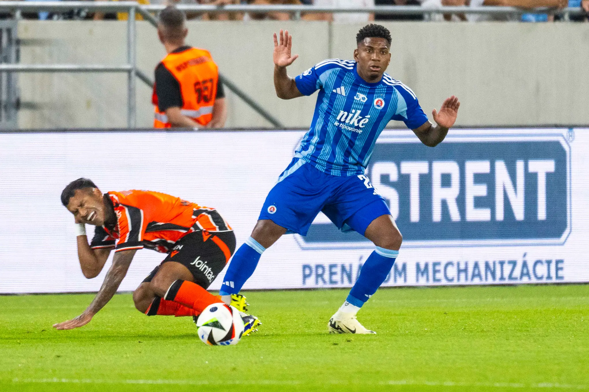 Zľava Marquinhos (Apoel) a Cesar Blackman (Slovan) počas prvého zápasu 3. predkola LM.