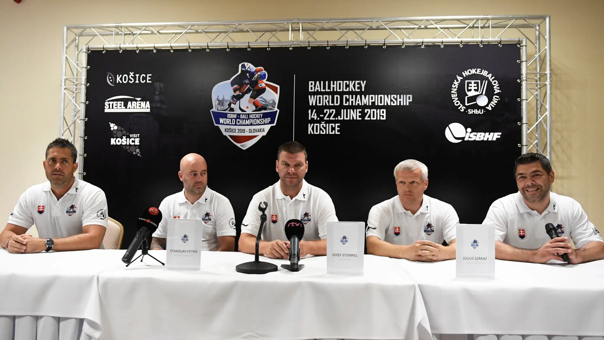 Jozef Stümpel, Stanislav Petrík, Július Száraz, Michal Runák, Miroslav Klíma na tlačovej konferencii..jpg