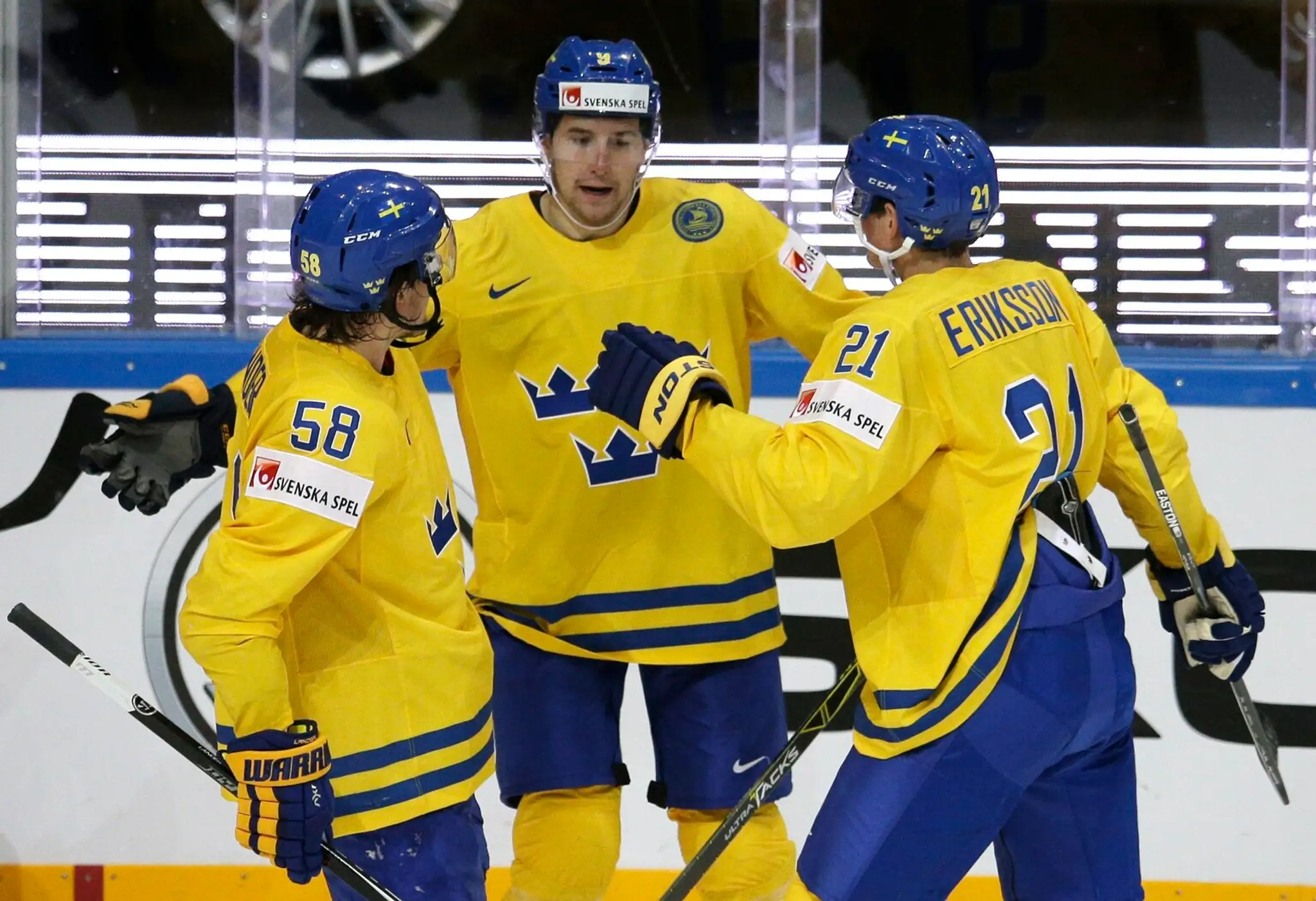 Filip Forsberg oslavuje so spoluhráčmi svoj hetrik proti Rakúsku.