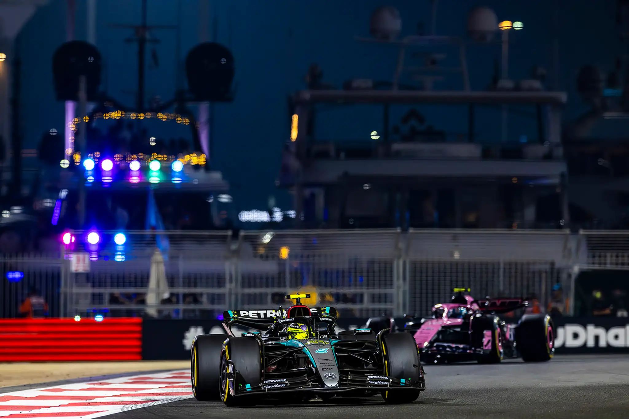 Lewis Hamilton na trati.