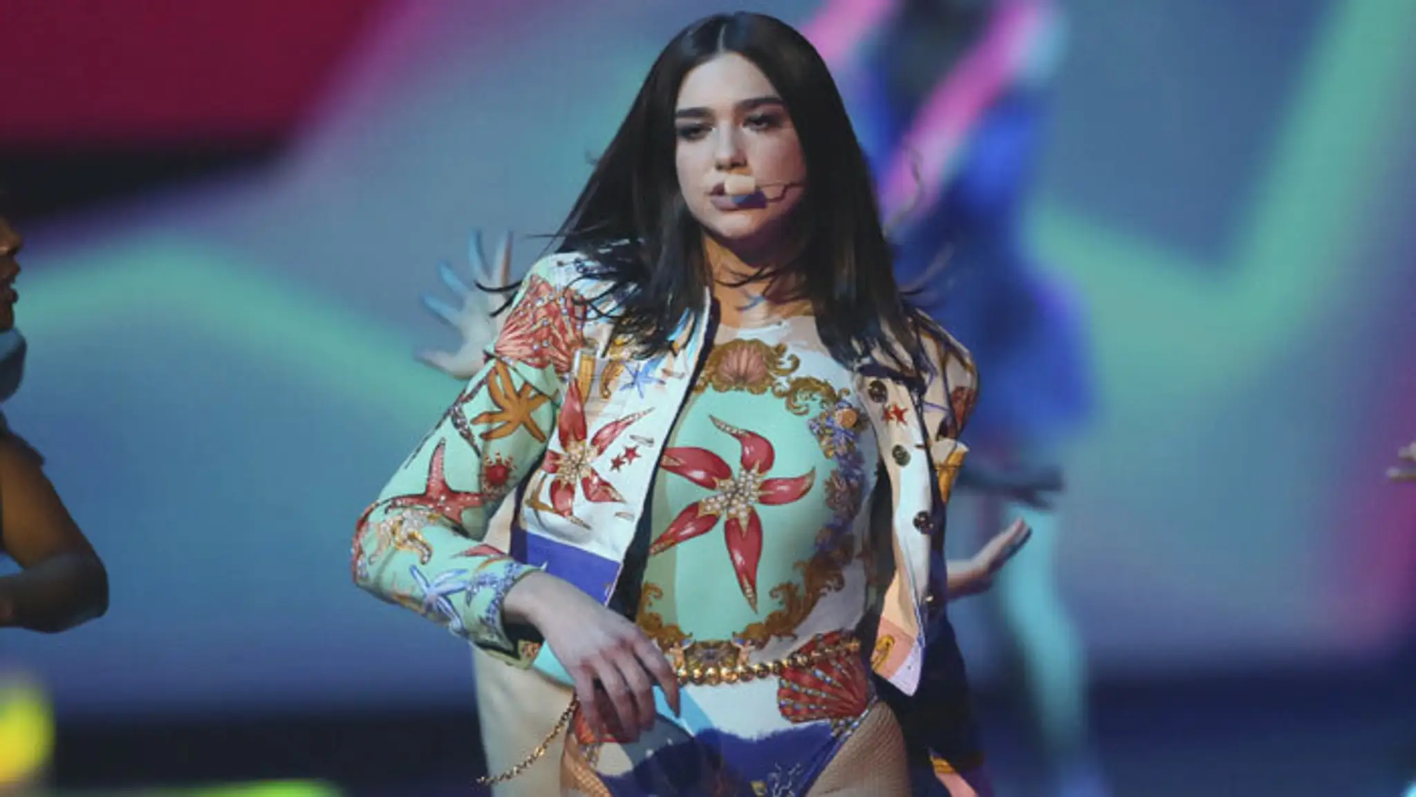 Dua Lipa zaspievala New Rules na Brit Awards 2018