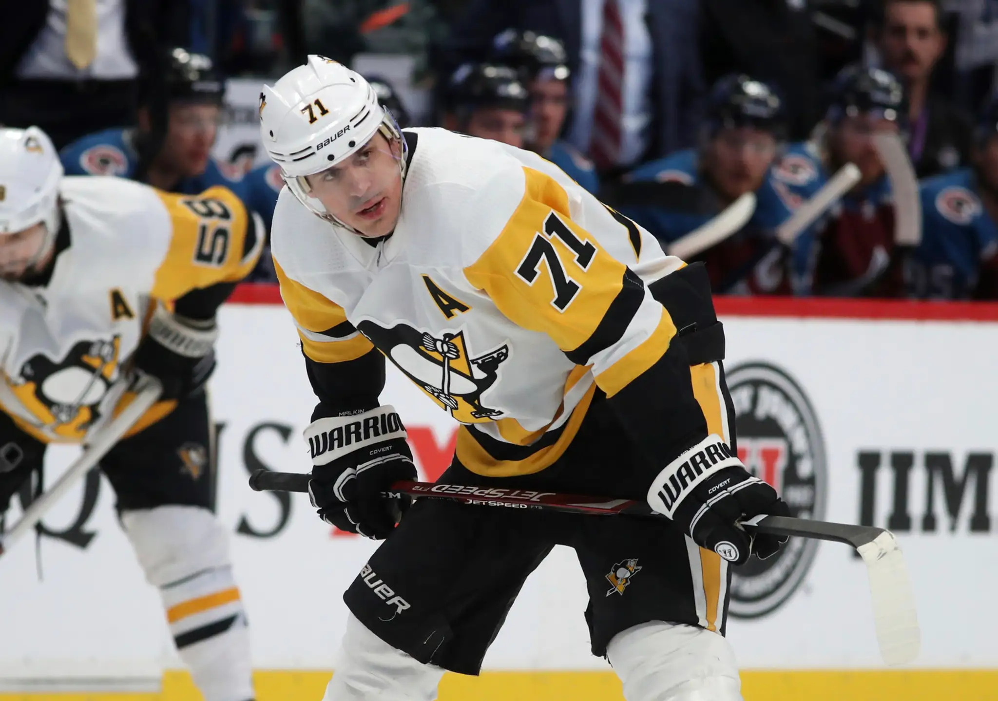 Jevgenij Malkin z Pittsburghu oslavuje gól proti Coloradu.