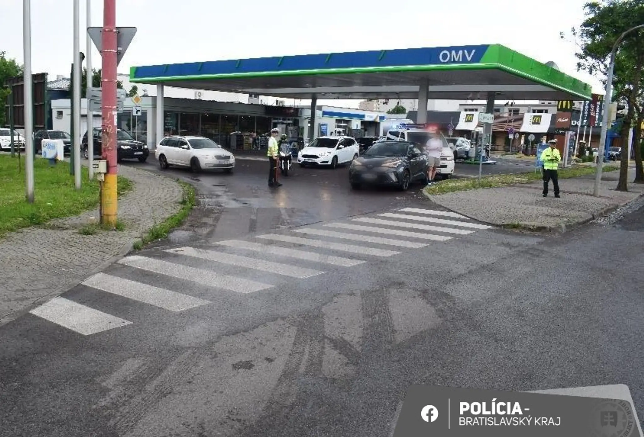 Auto, ktoré zrazilo mamičku s dieťaťom 