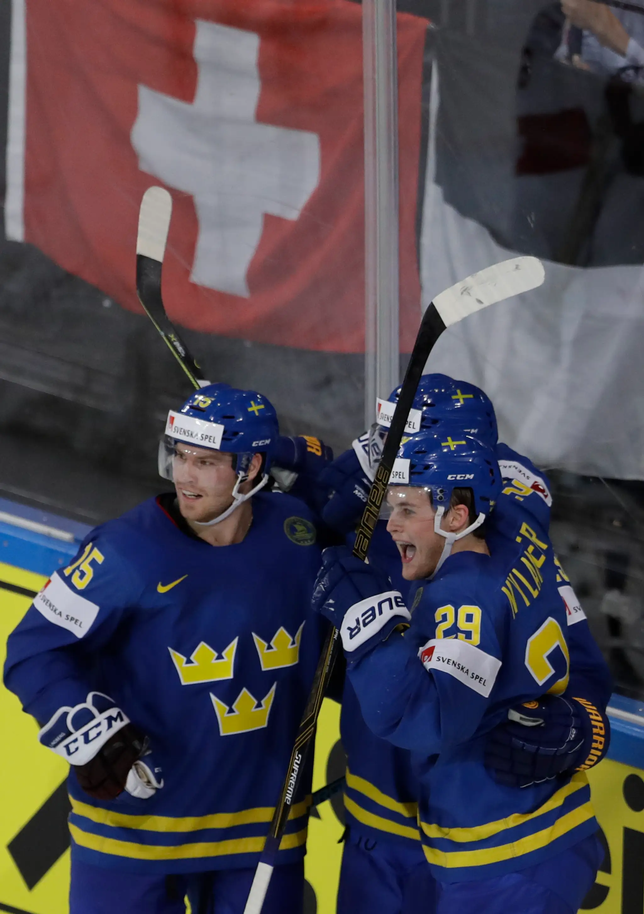 William Nylander (vpravo) oslavuje so svojimi švédskymi spoluhráčmi gól v sieti Švajčiarska vo štvrťfinále MS 2017.