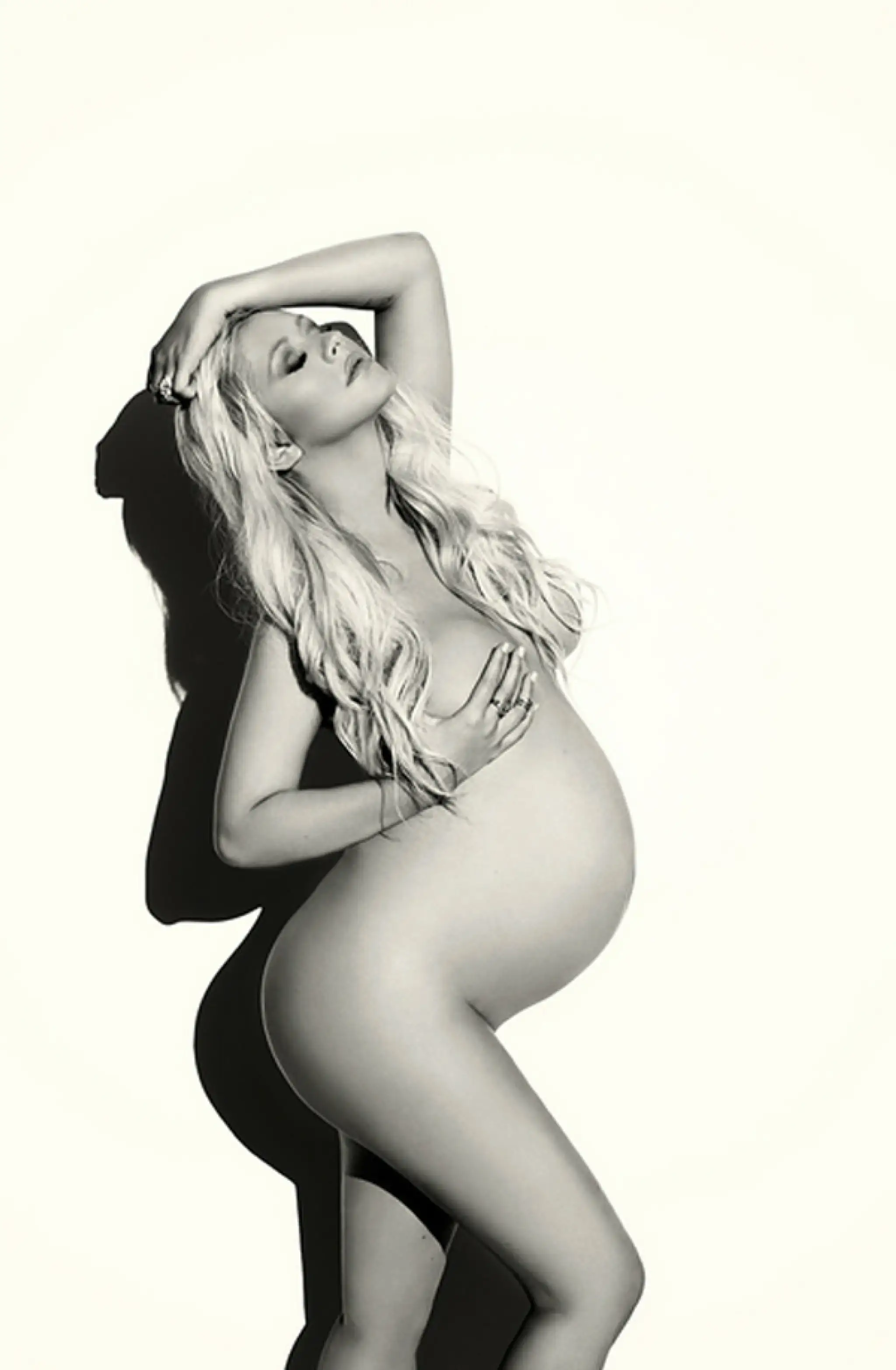 christina-aguilera-nude-pregnant-v-photo-5.jpg
