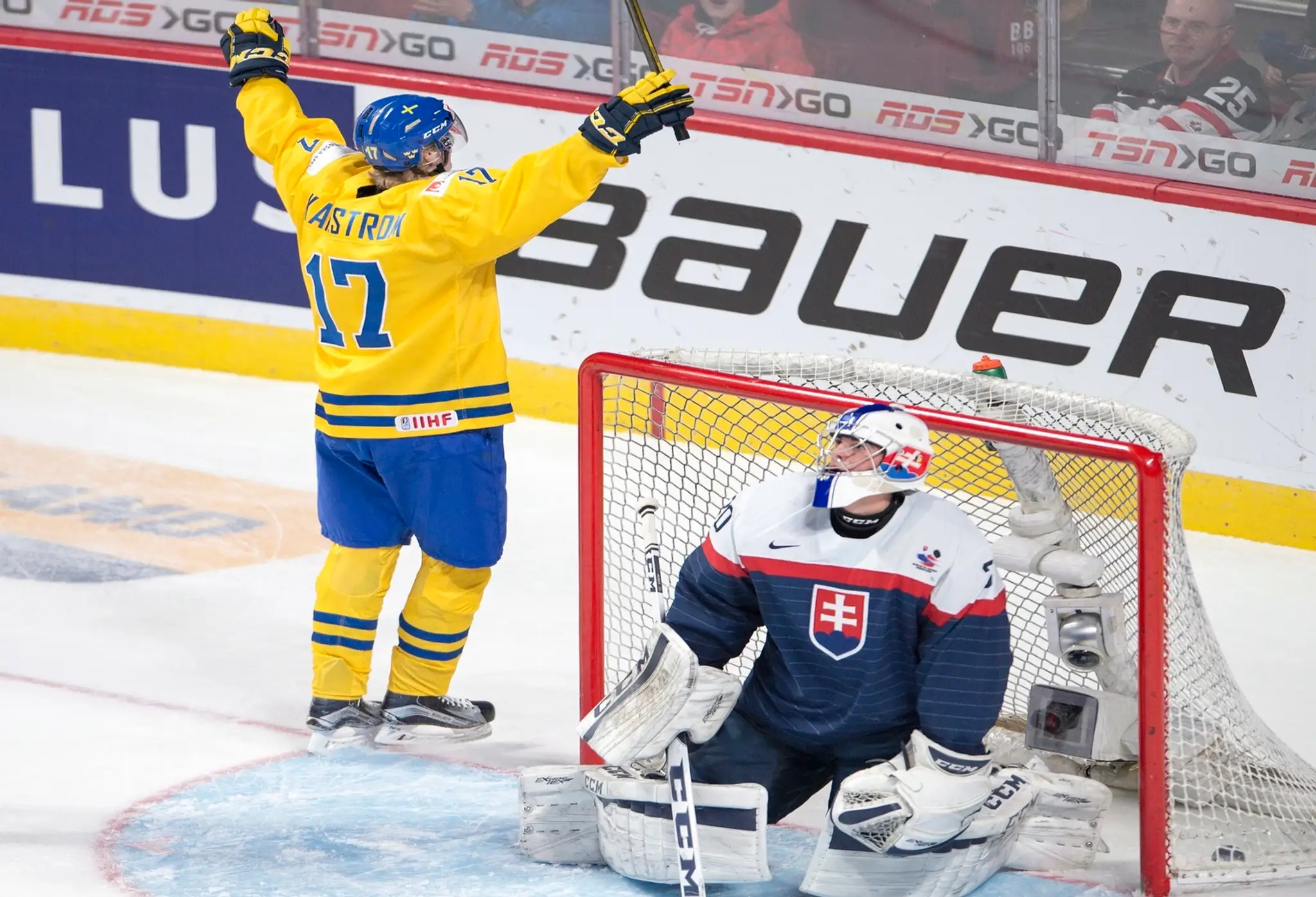 Švéd Fredrik Karlstrom oslavuje gól do siete slovenskáho brankára Adama Husku.