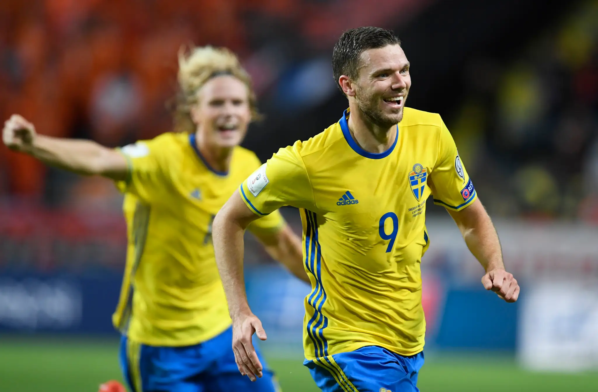 Švéd Marcus Berg (v popredí) jasá po góle do siete Holandska v kvalifikácii MS 2018.