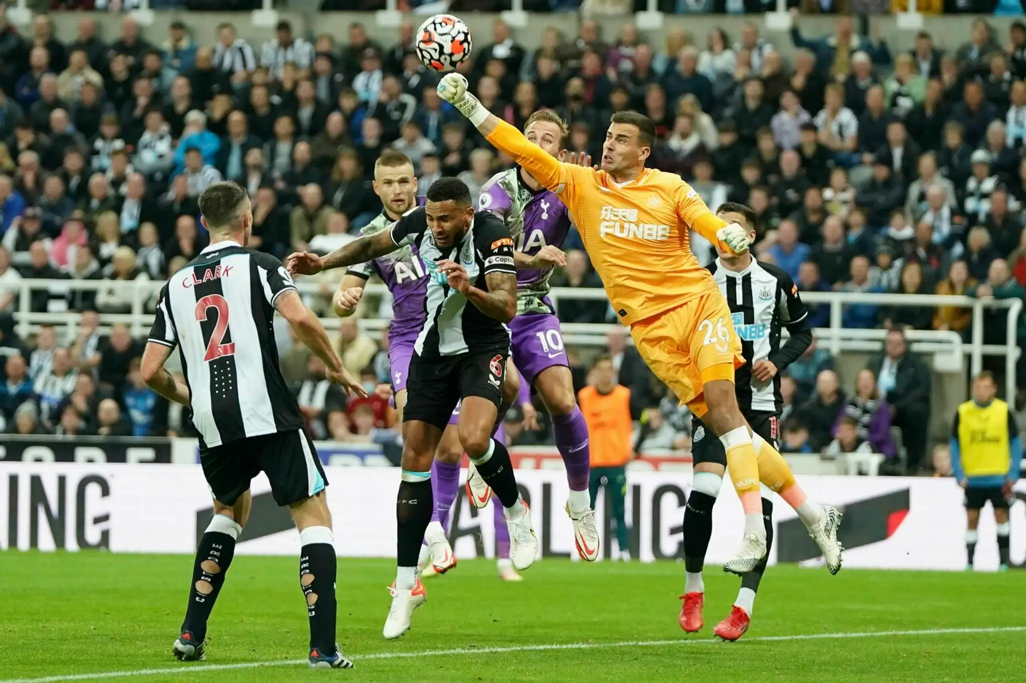 Momentka zo súboja Newcastle - Tottenham, gólman Dúbravka boxuje loptu.