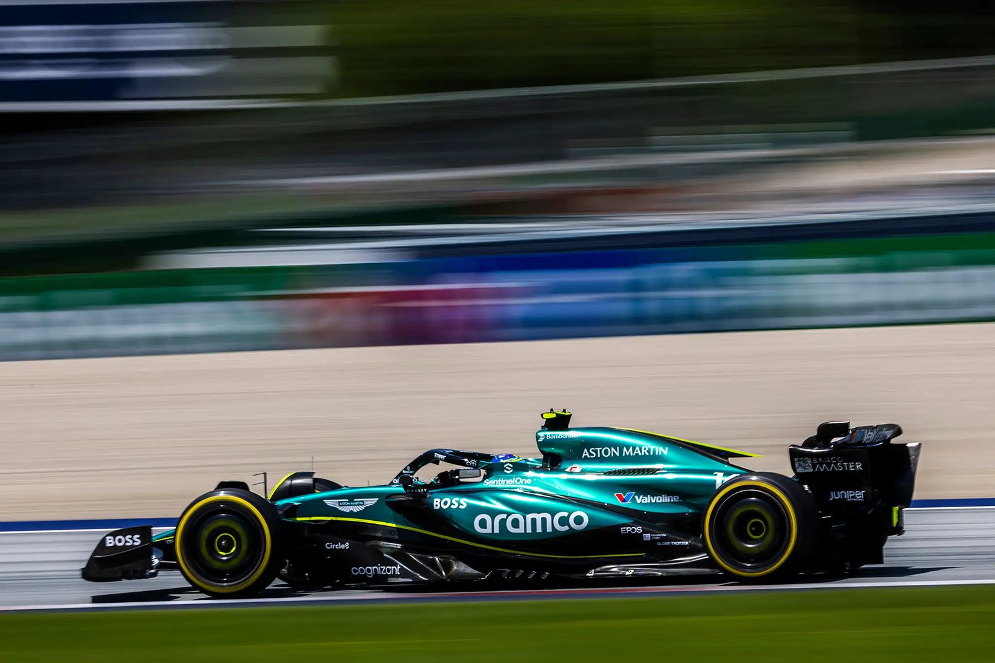 Španiel Fernando Alonso vo farbách Aston Martin.
