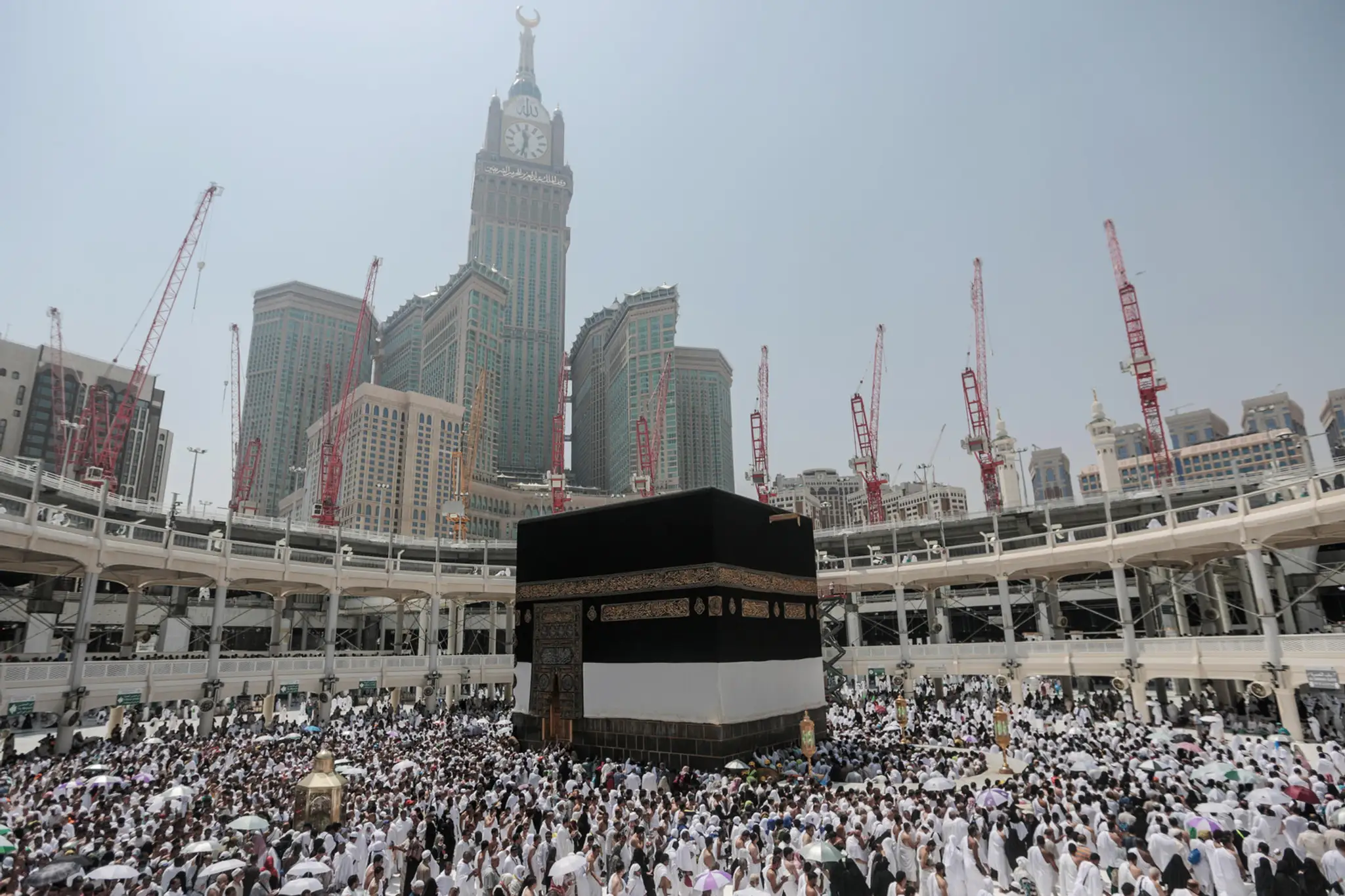 Moslimskí veriaci kráčajú okolo svätyne Kaaba