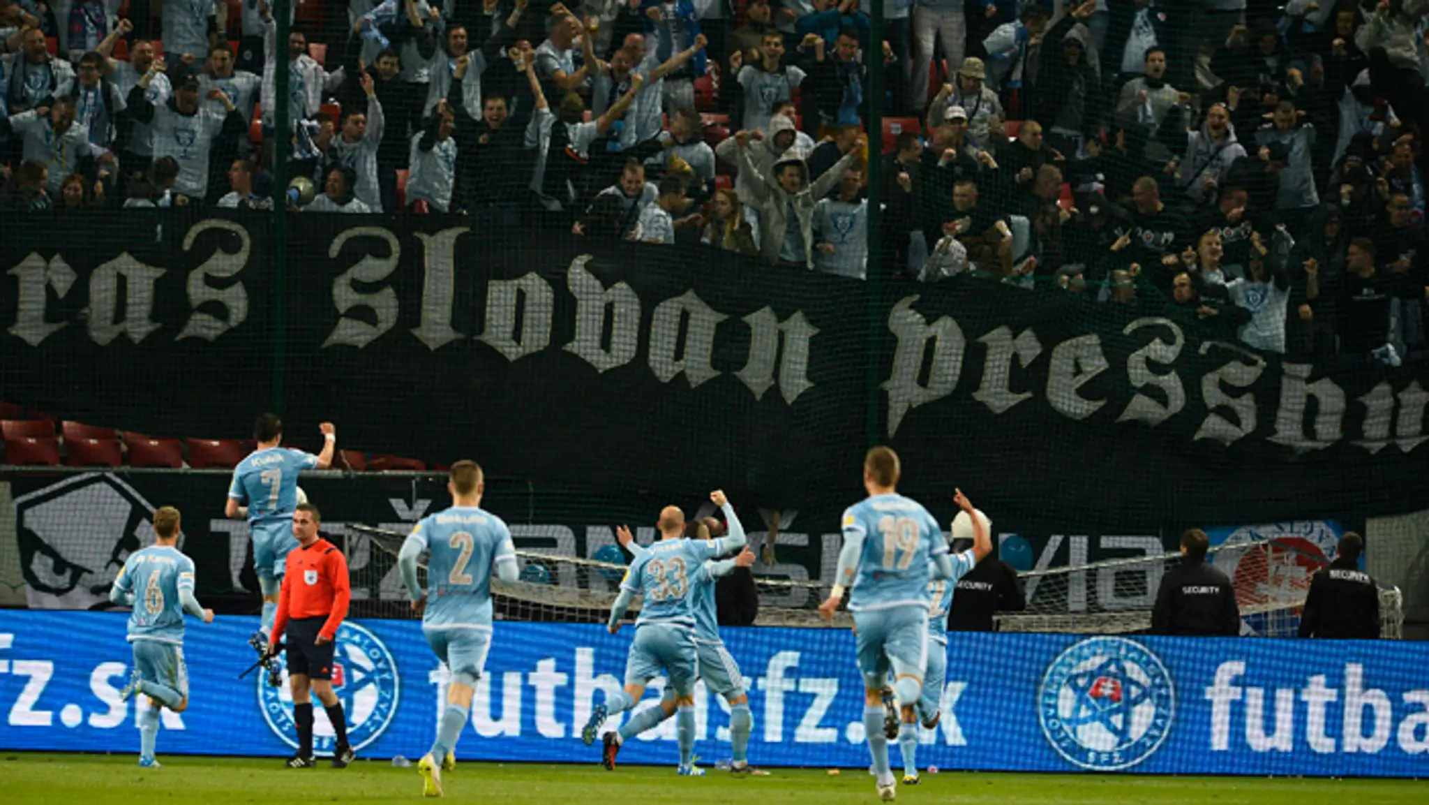 Slovanisti sa tešia po góle Adama Zreľáka počas finále Slovnaft Cup-u Slovenského pohára ŠK Slovan Bratislava - AS Trenčín.