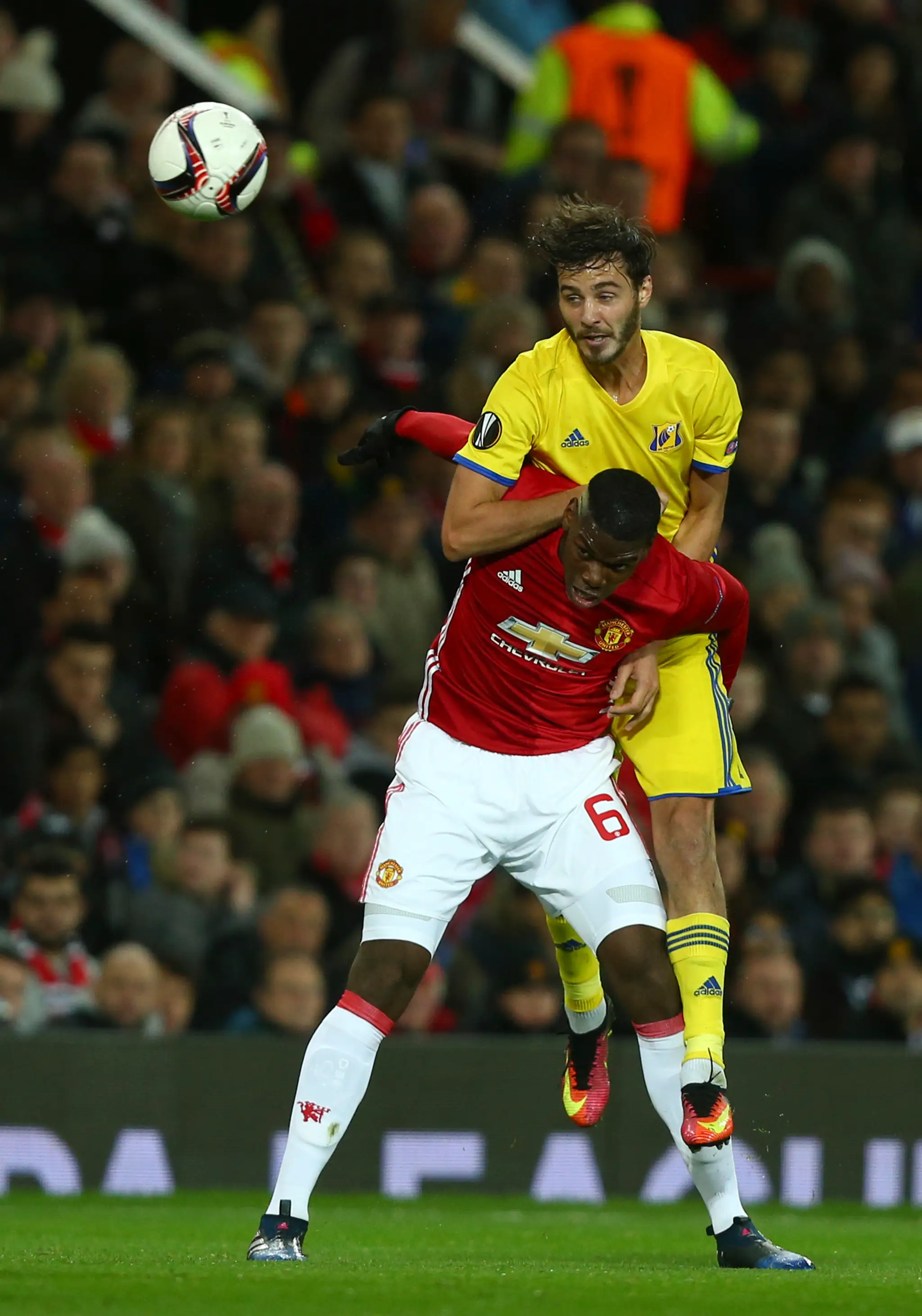 Aleksandr Erochhin (vpravo) z Rostova atakuje Paula Pogbu z ManUtd v odvete osemfinále EL.