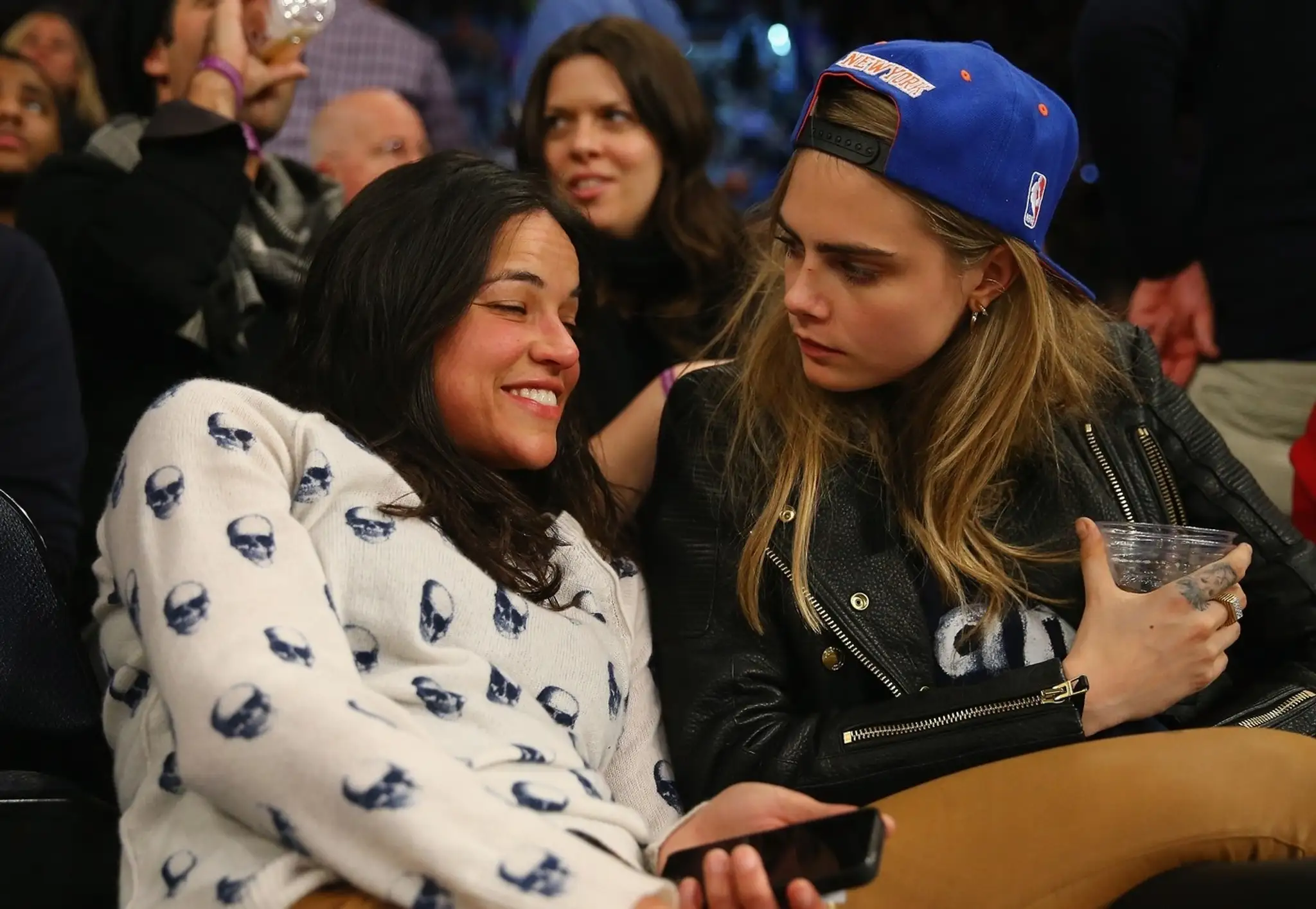Cara Delevingne a alkoholom posilnená Michelle.
