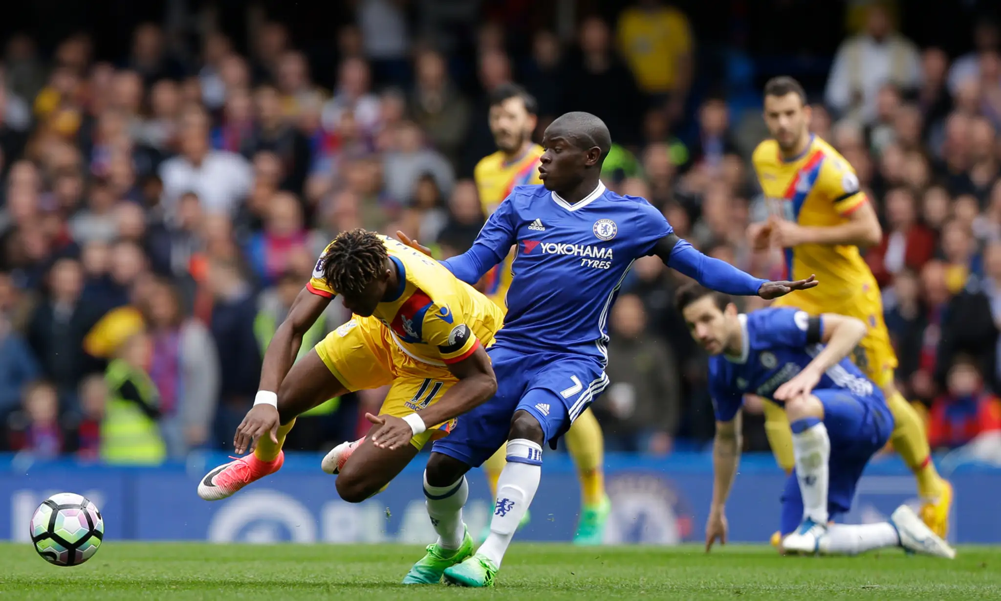 N'Golo Kante z Chelsea v súboji o lopti s Wilfriedom Zahom z Crystal Palace.
