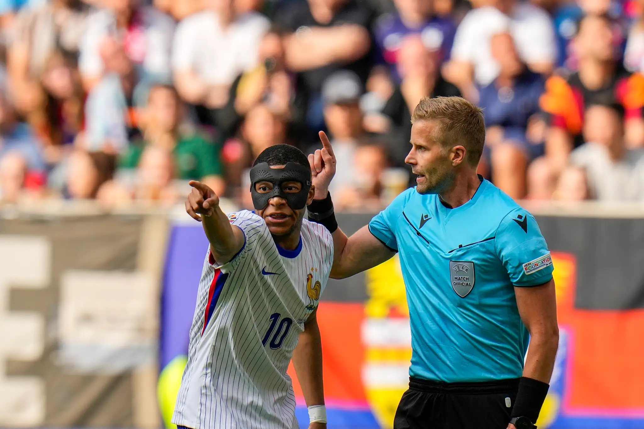 Francúz Kylian Mbappé diskutuje s rozhodcom Glennom Nybergom v osemfinále ME 2024 s Belgickom.