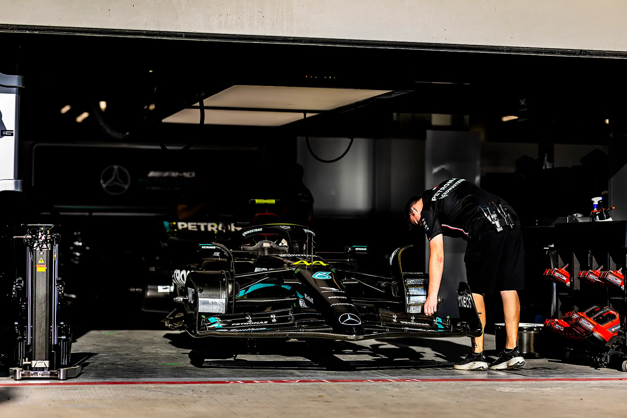Úprava monopostu Mercedesu.