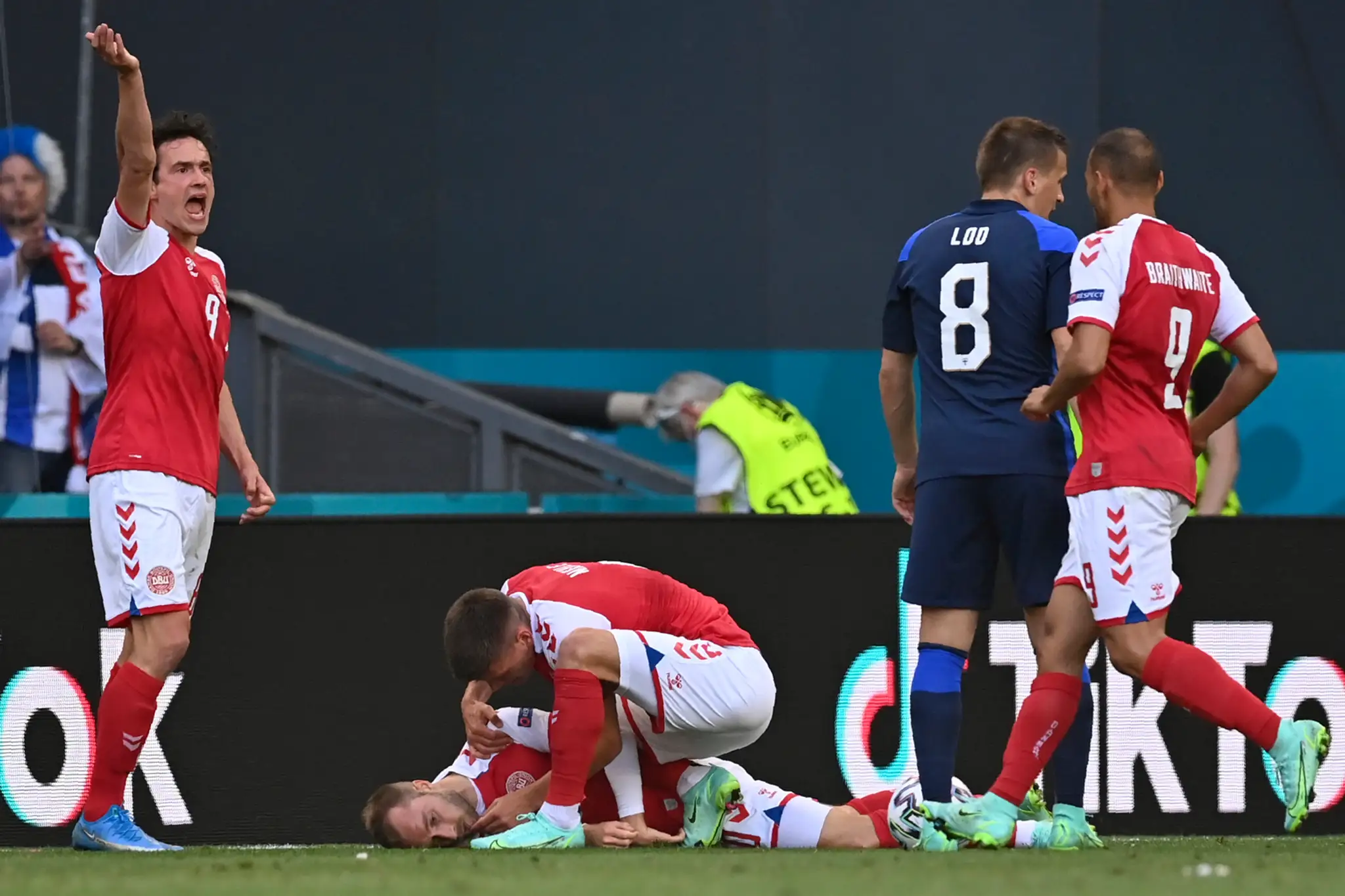 Christian Eriksen skolaboval na trávniku.