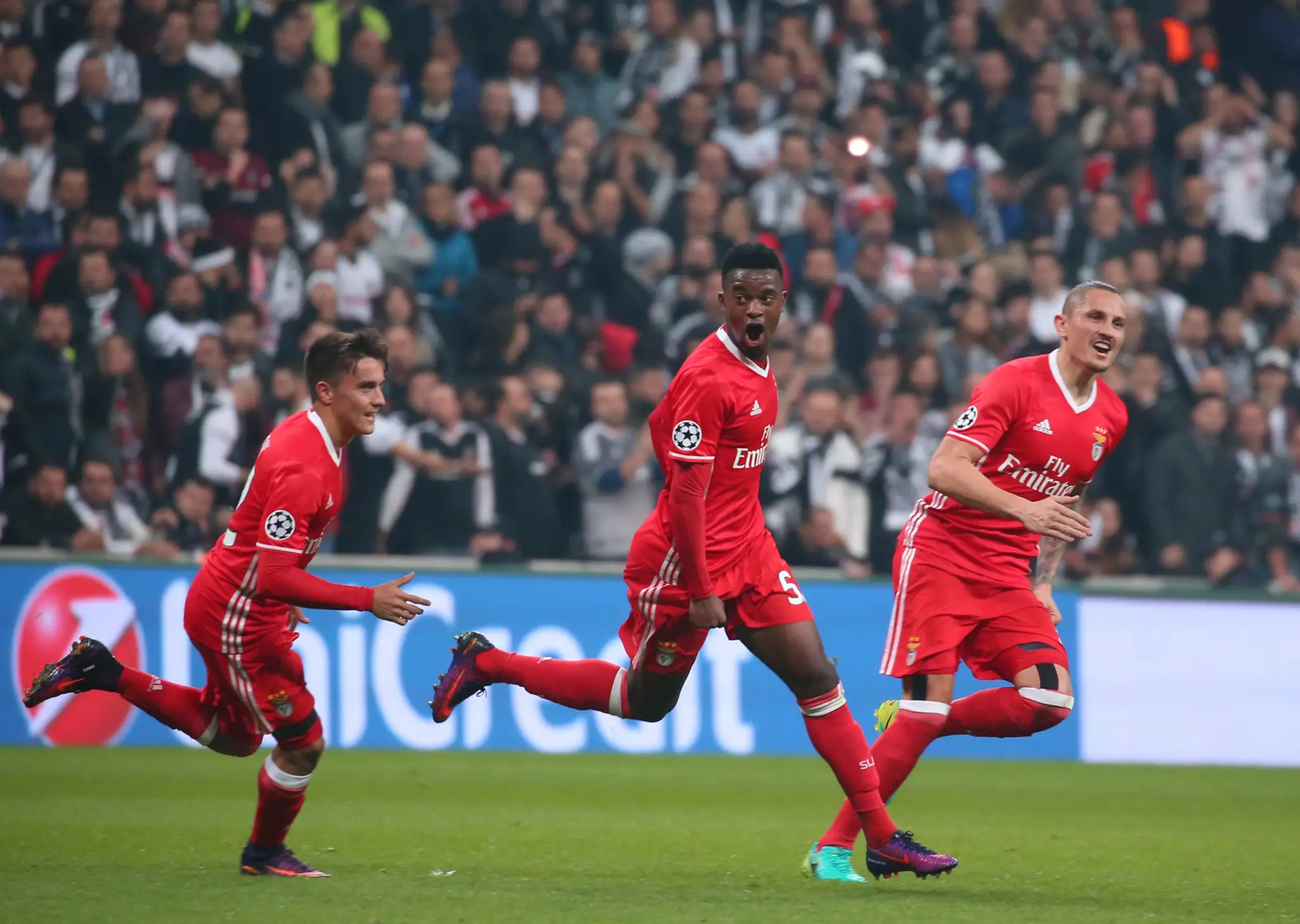 Eufória hráčov Benficy po góle Nélsona Semeda (v strede) do siete Besiktasu v zápase LM.