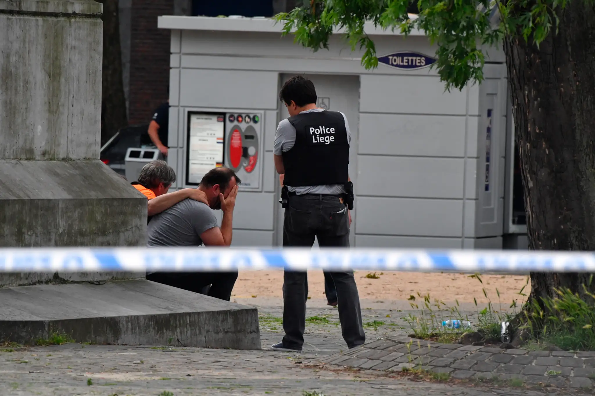 Policajti sa snažia upokojiť muža na mieste streľby v belgickom meste Liege.