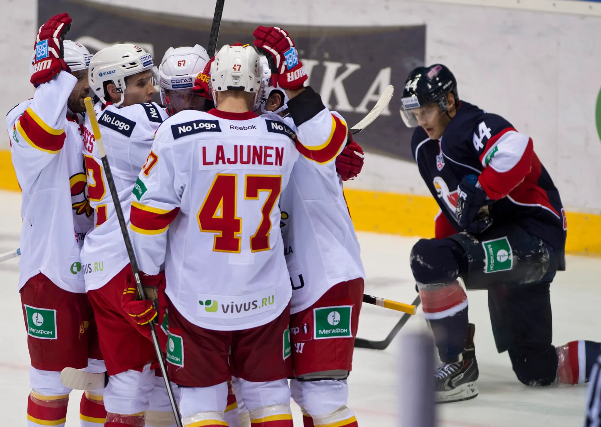 Vpravo Kurtis Foster (Slovan) a vľavo gólová radosť hokejistov Jokeritu v zápase KHL HC Slovan Bratislava - Jokerit Helsinki.