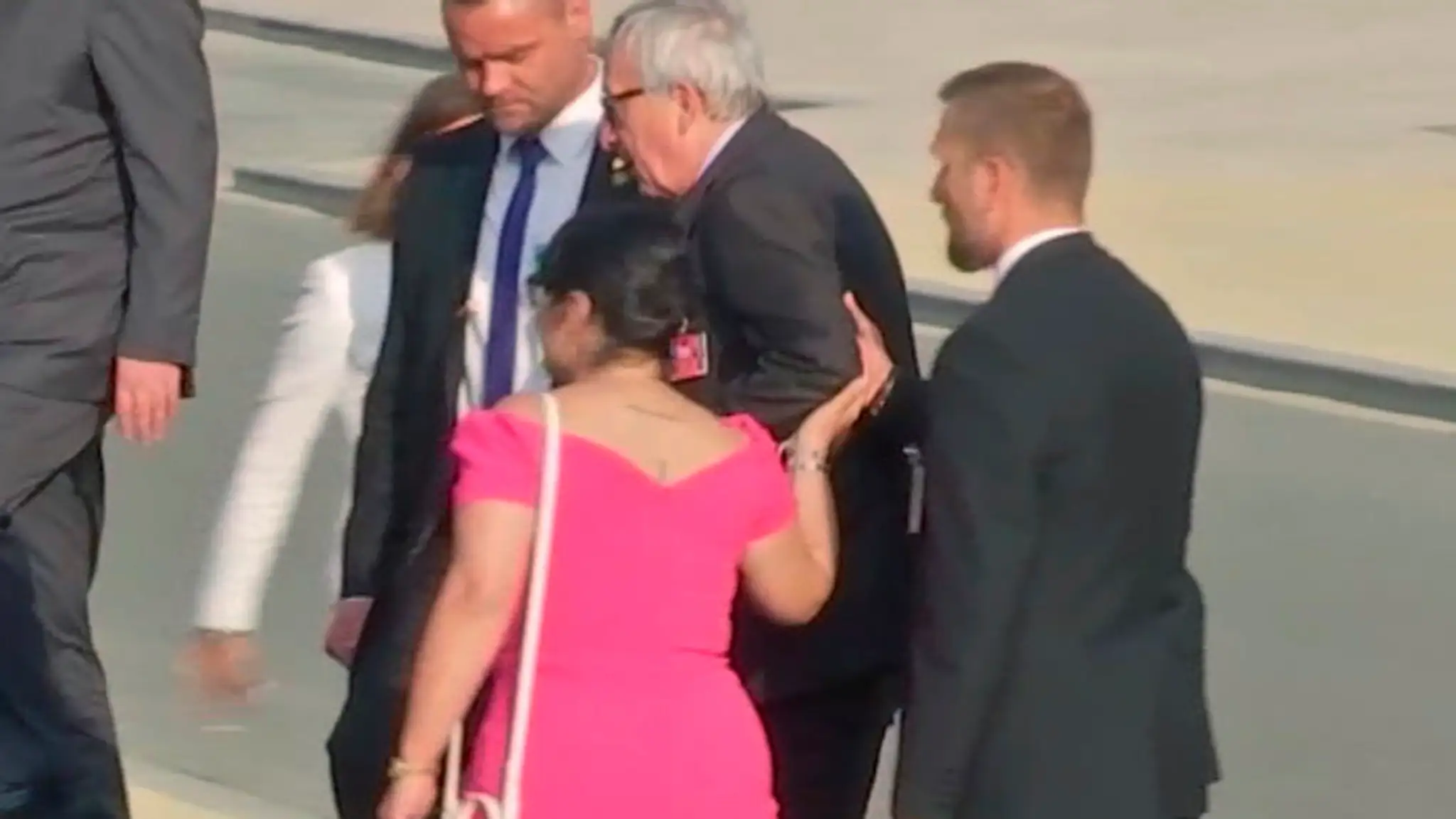 Predsedovi EK Jean-Claude Junckerovi pomáhali do schodov európski politici.