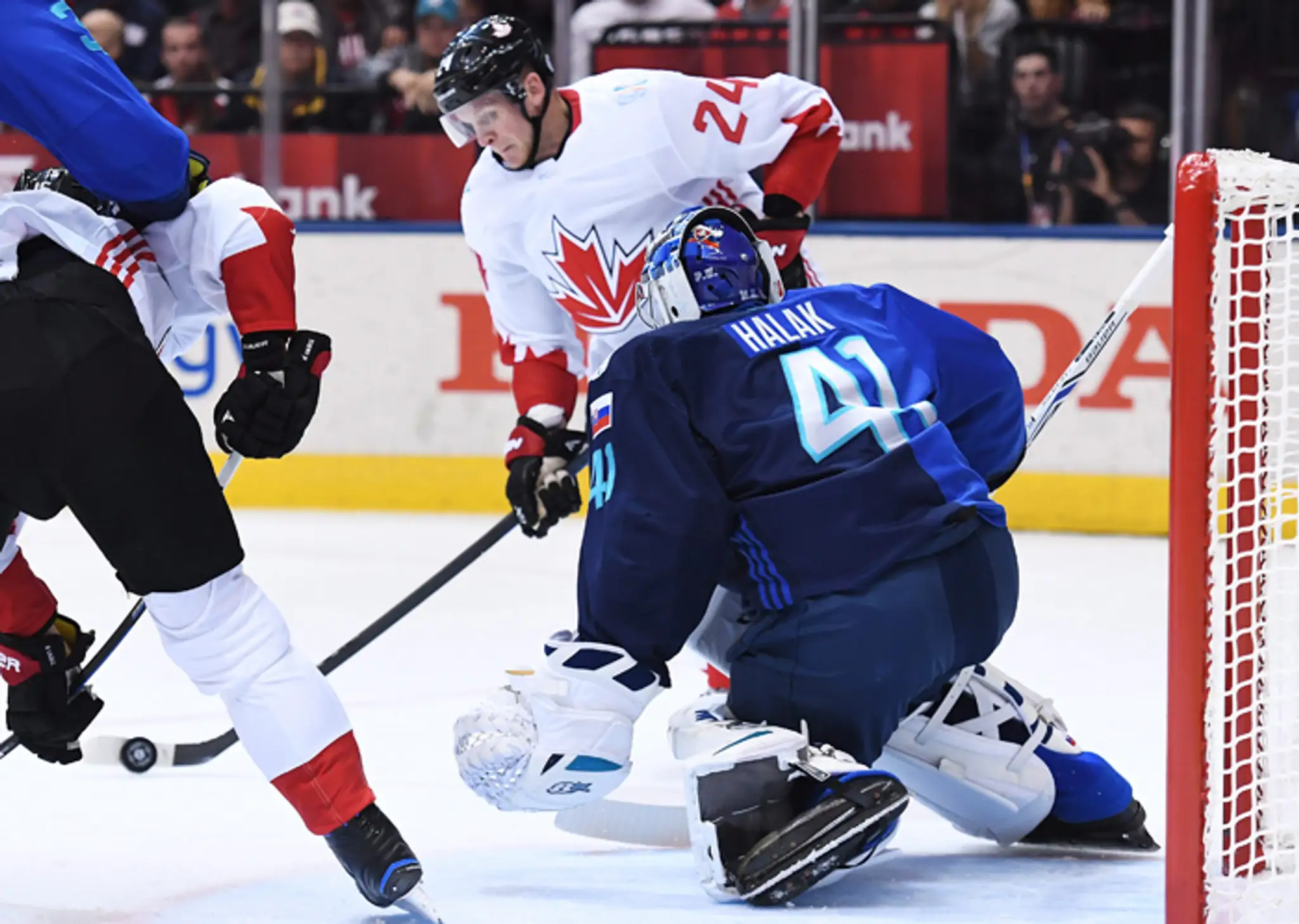 Brankár Jaroslav Halak (Tíme Európy) a Corey Perry (Kanada) v 2. finále SP.