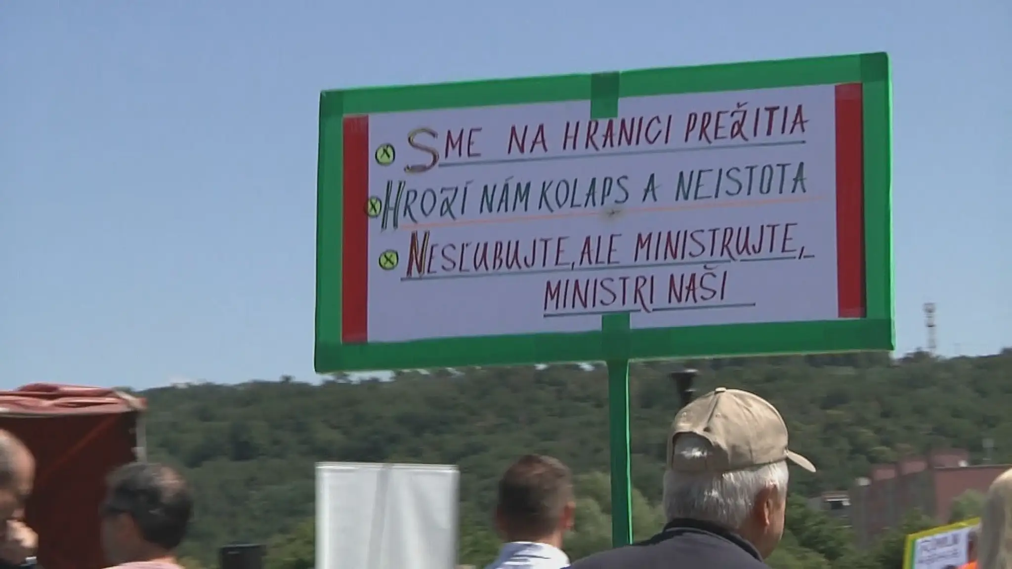 Starostovia a primátori už majú toho dosť, vyšli preto do ulíc.