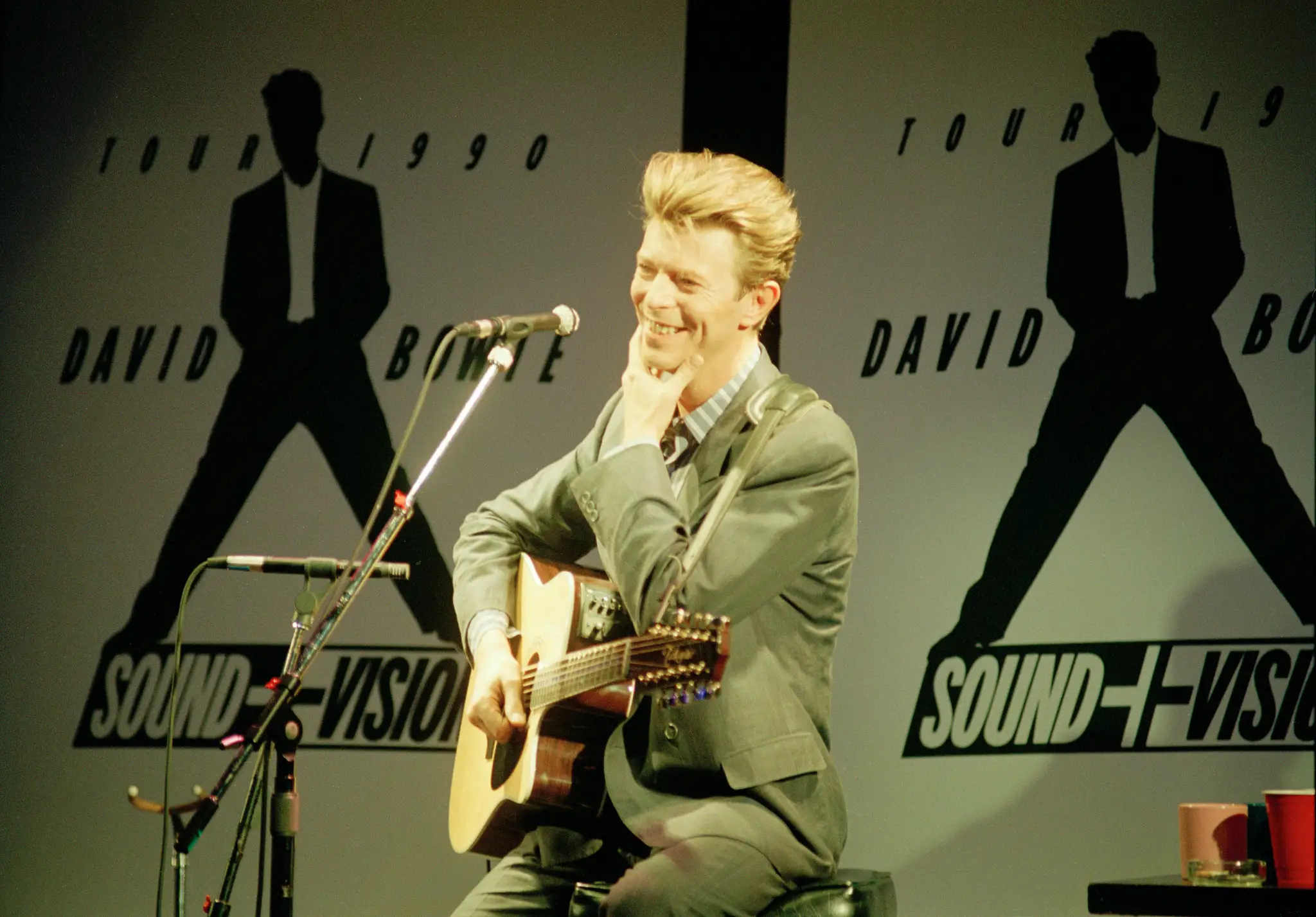 David Bowie na tlačovej konferencii 16. marca 1990