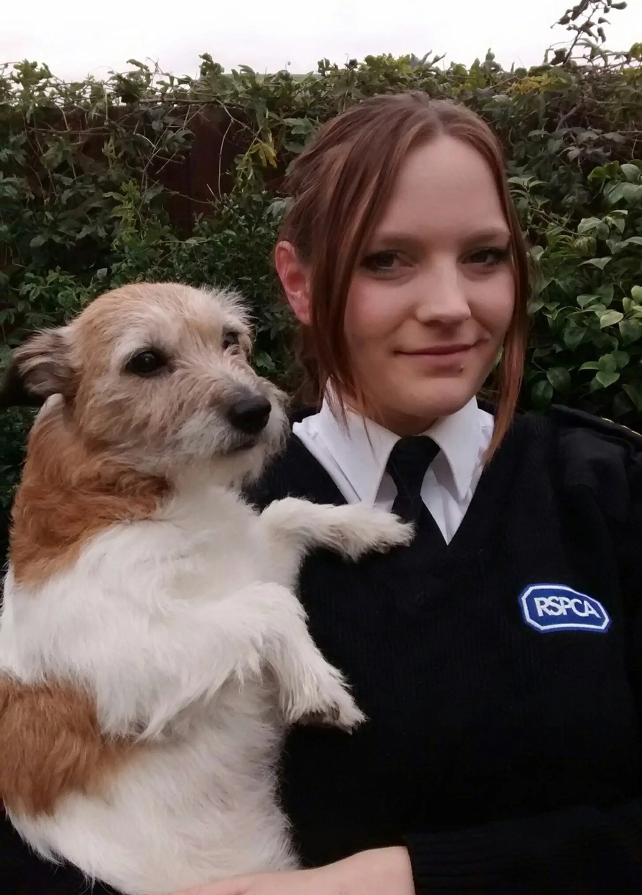 Ellie a Rebecca Benson.