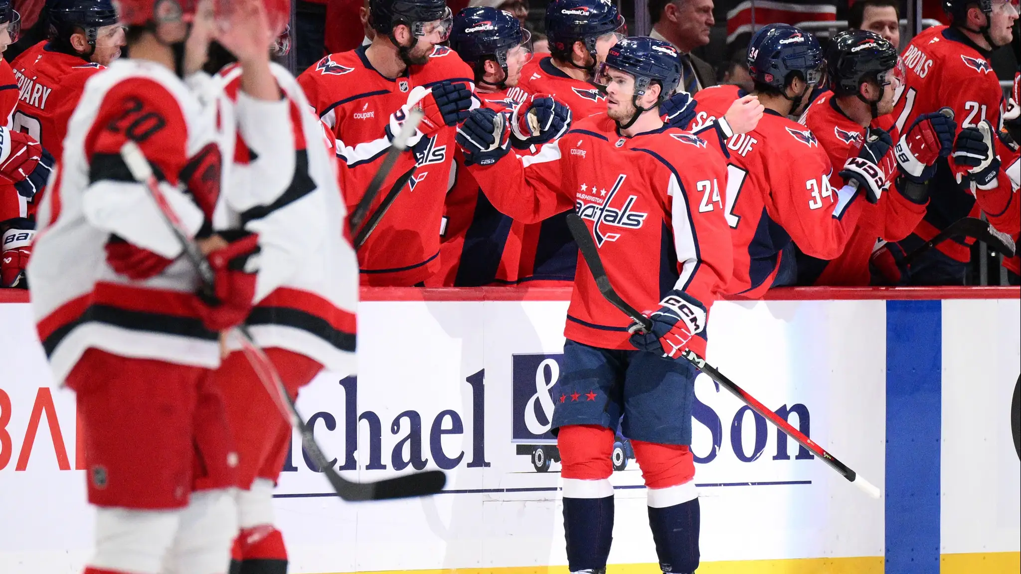 Connor McMichael z Washingtonu Capitals sa teší z gólu, vľavo v pozadí slovenský hokejista Martin Fehérváry